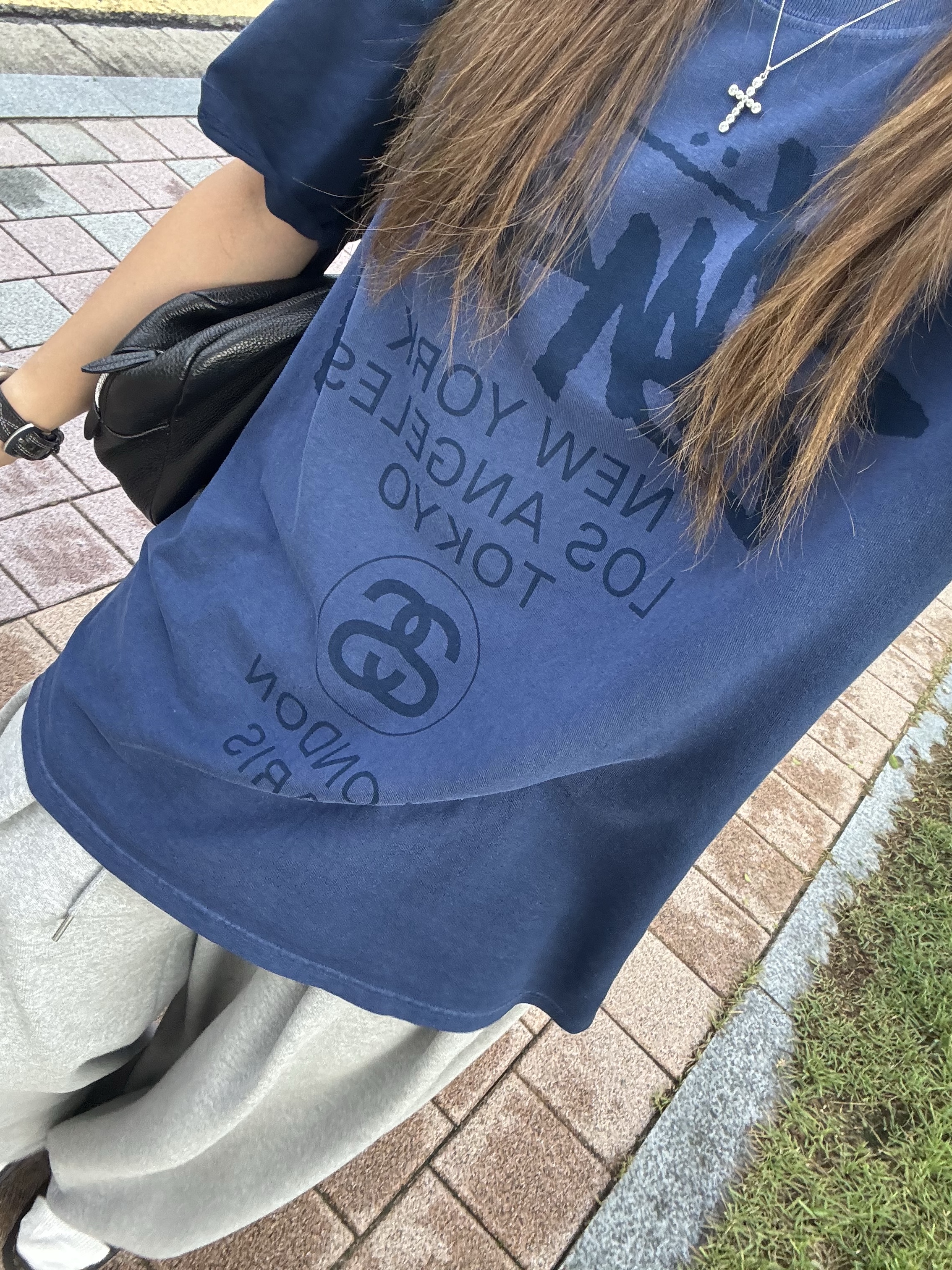 Stussy World Tour T-Shirt Sun Faded Navy, NUMBERING #3729 Round Brilliant Gradient Cross Necklace White 착용 스타일 - 2