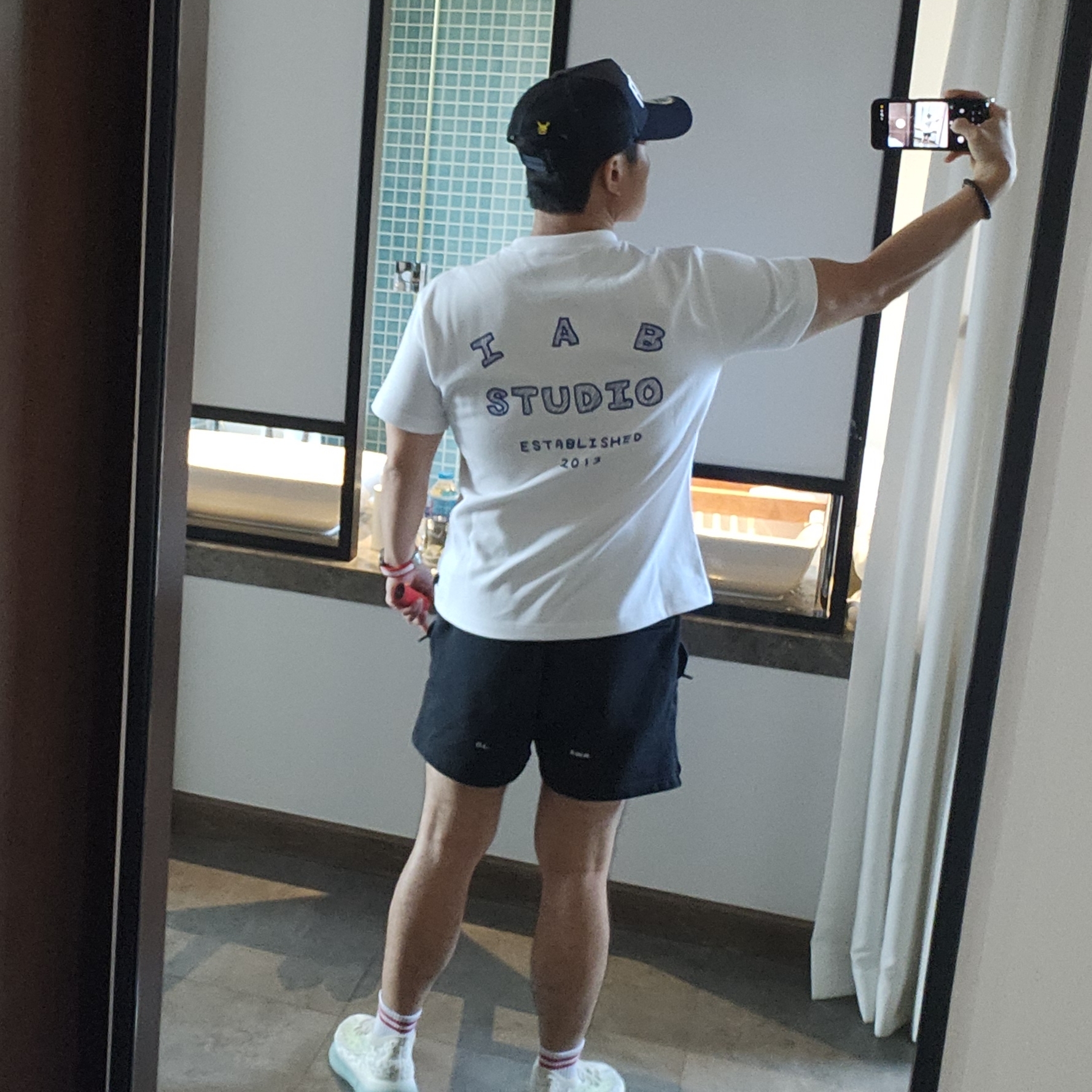 IAB Studio Sketch T-shirt White, Nike x Drake Nocta Cardinal Fleece Shorts Black White - Asia 착용 스타일 - 2