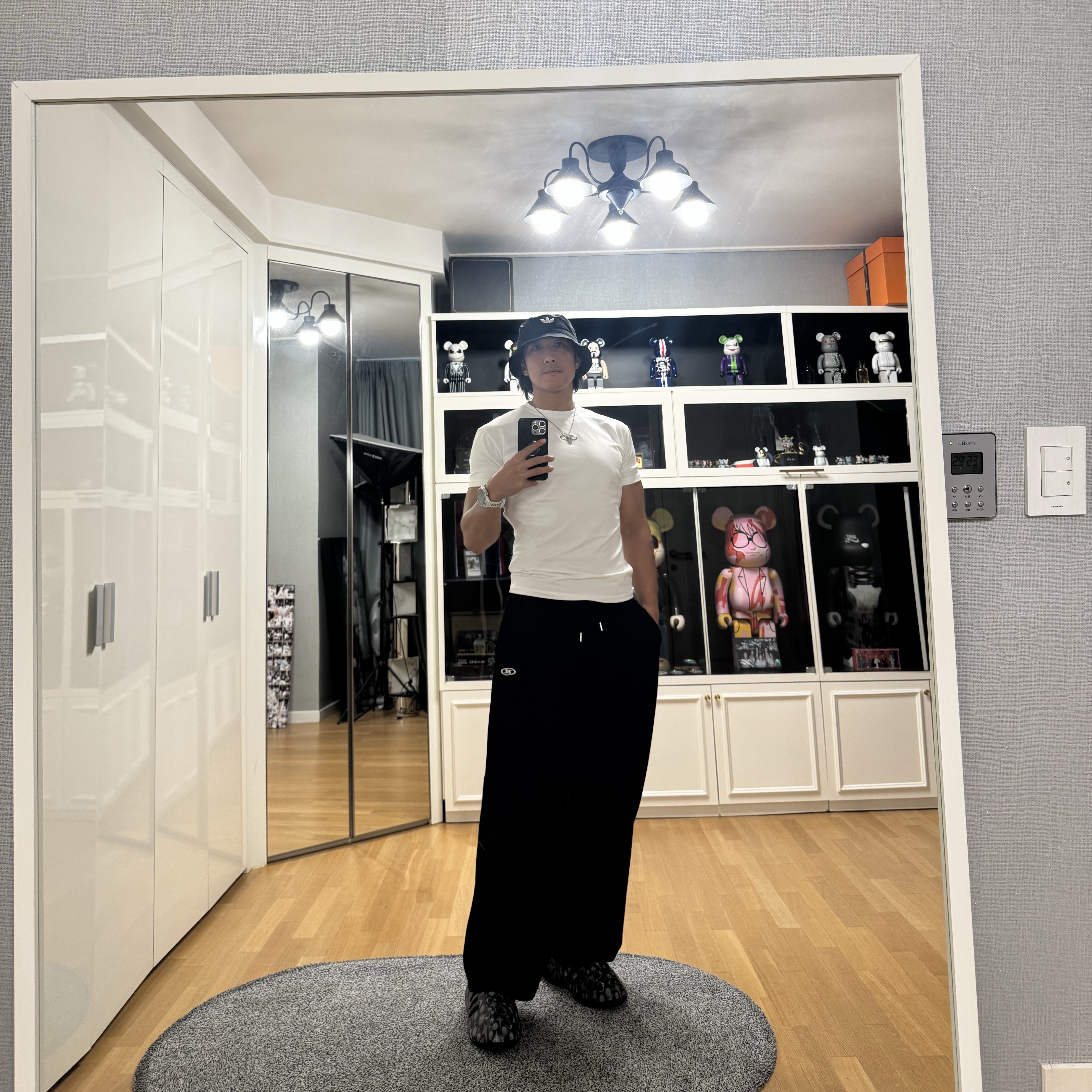 BORN TO WIN Silver B Logo Muscle Fit T-Shirts White, BORN TO WIN Chrome B Semi Wide Pants Black 착용 스타일 - 2