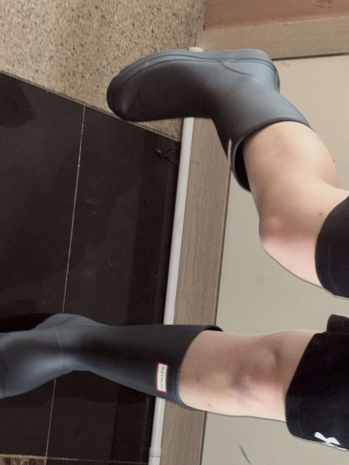 (W) Hunter Play Tall Wellington Rain Boots Black 착용 스타일 - 3