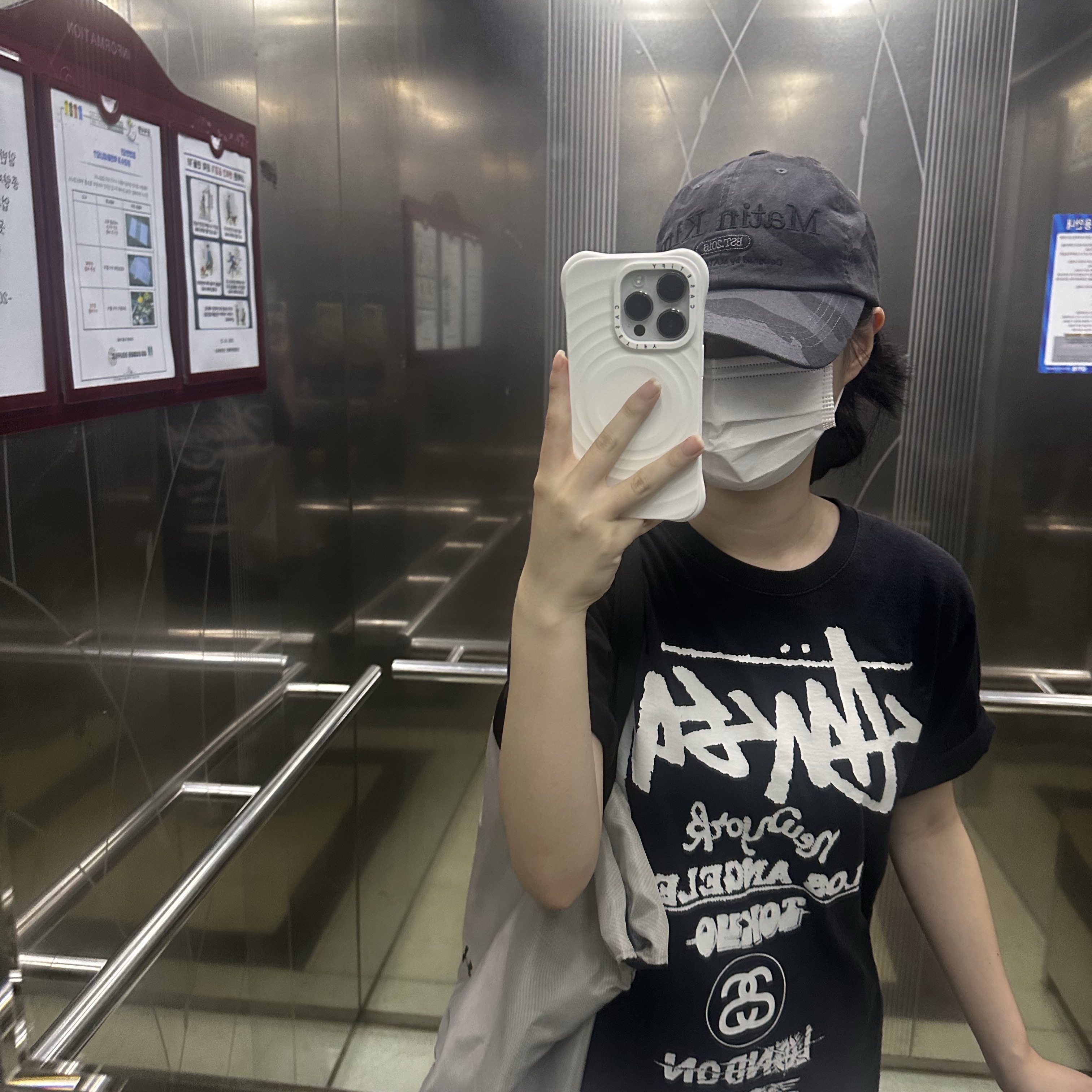 Casetify iPhone MagSafe Ripple Case White, Stussy Tour T-Shirt Black 착용 스타일 - 1