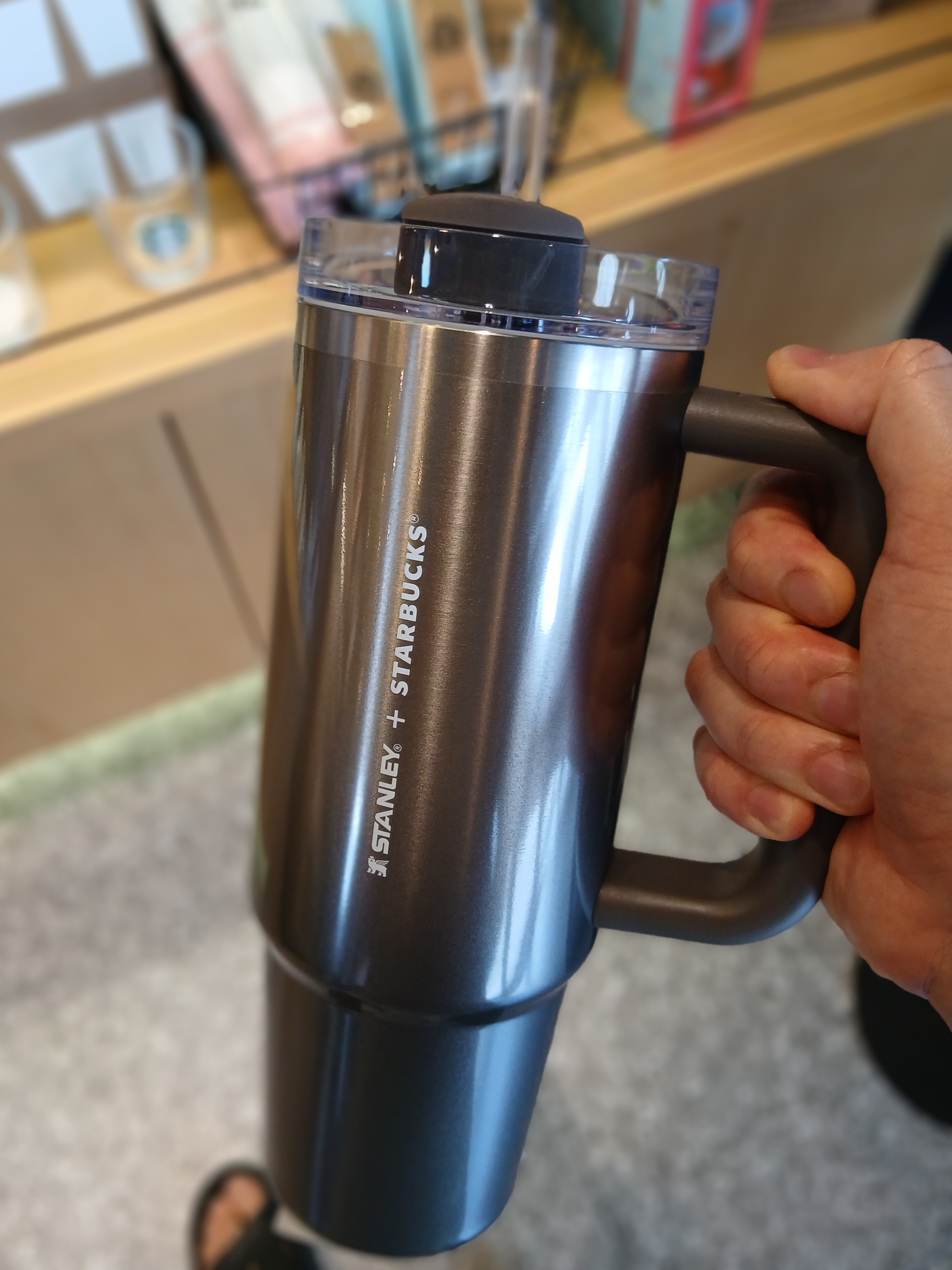 Starbucks SS Stanley Signature Quencher Tumbler 591ml, Starbucks SS Stanley Signature Quencher Tumbler 887ml 착용 스타일 - 2