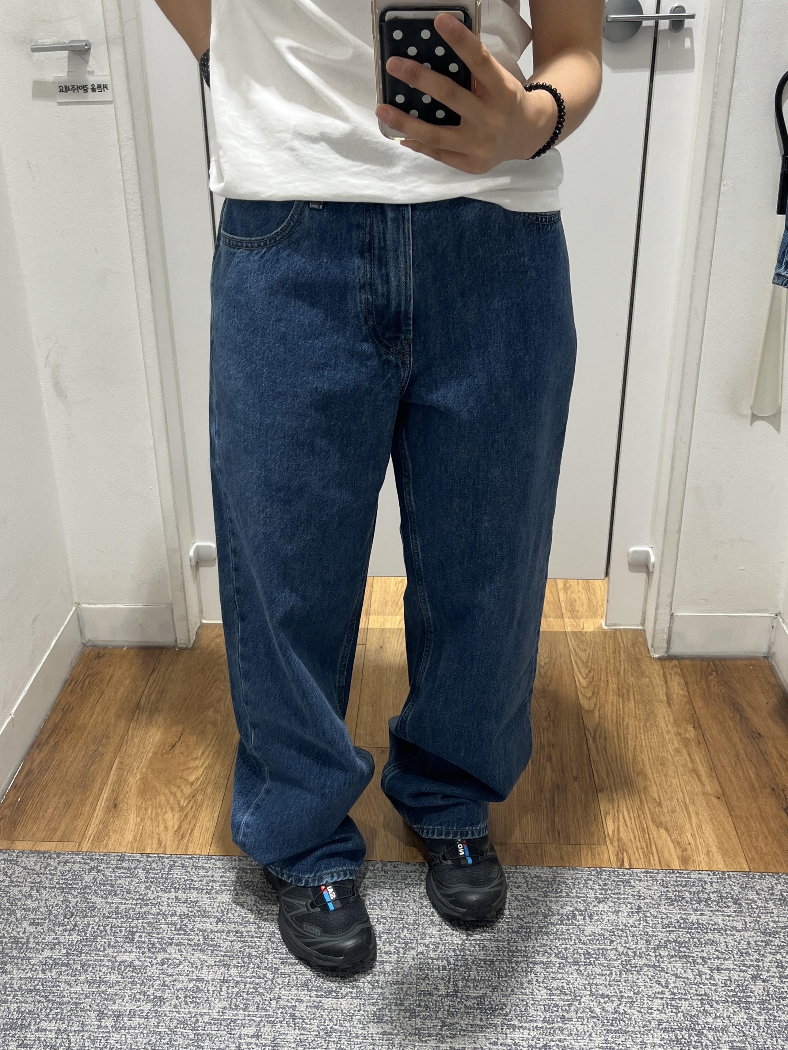 Uniqlo x JW Anderson Straight Jeans Tall Blue, Salomon XT-6 ADV Black 착용 스타일 - 2