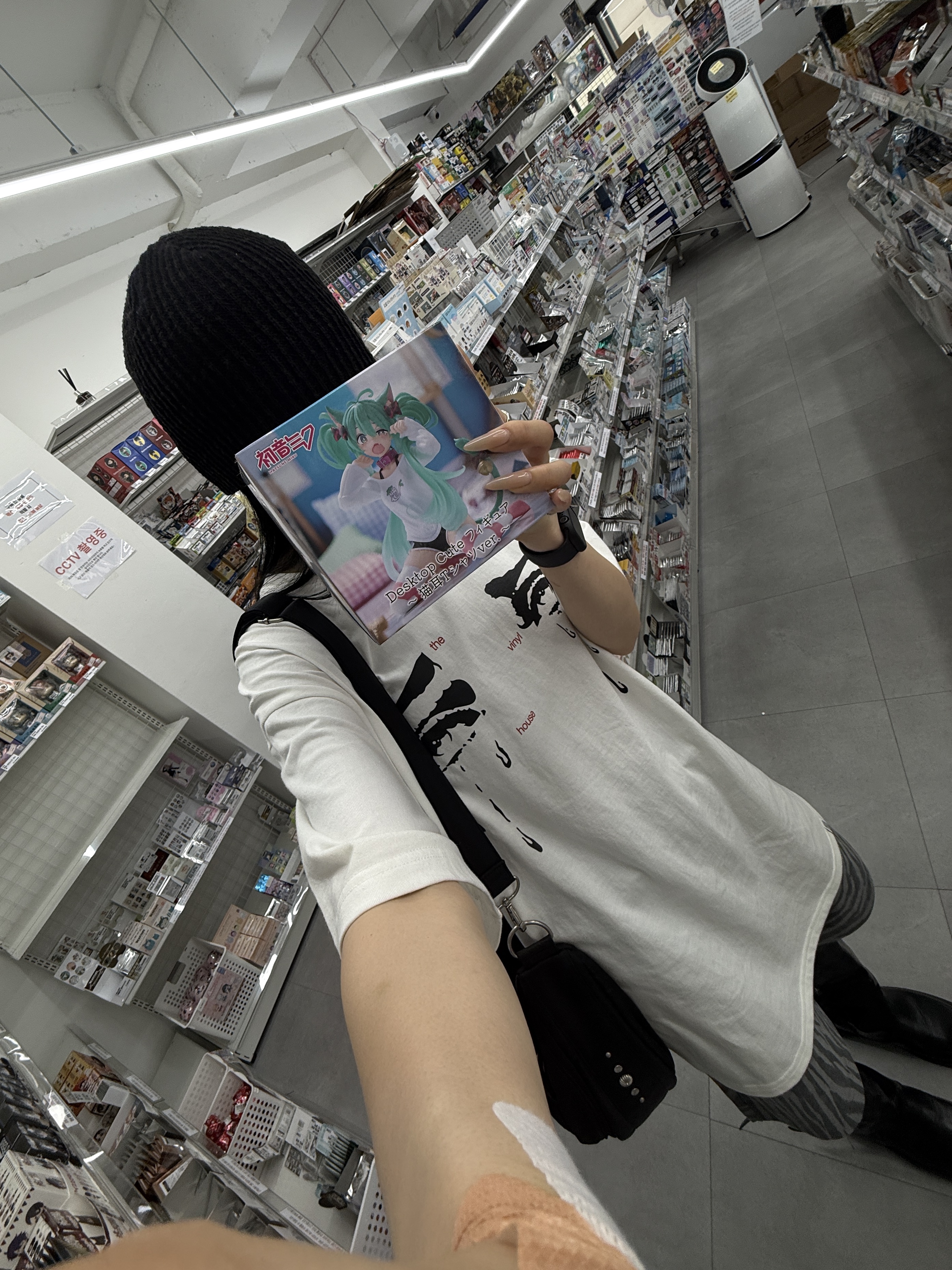 Thevinylhouse Crying T-Shirt White 착용 스타일 - 3