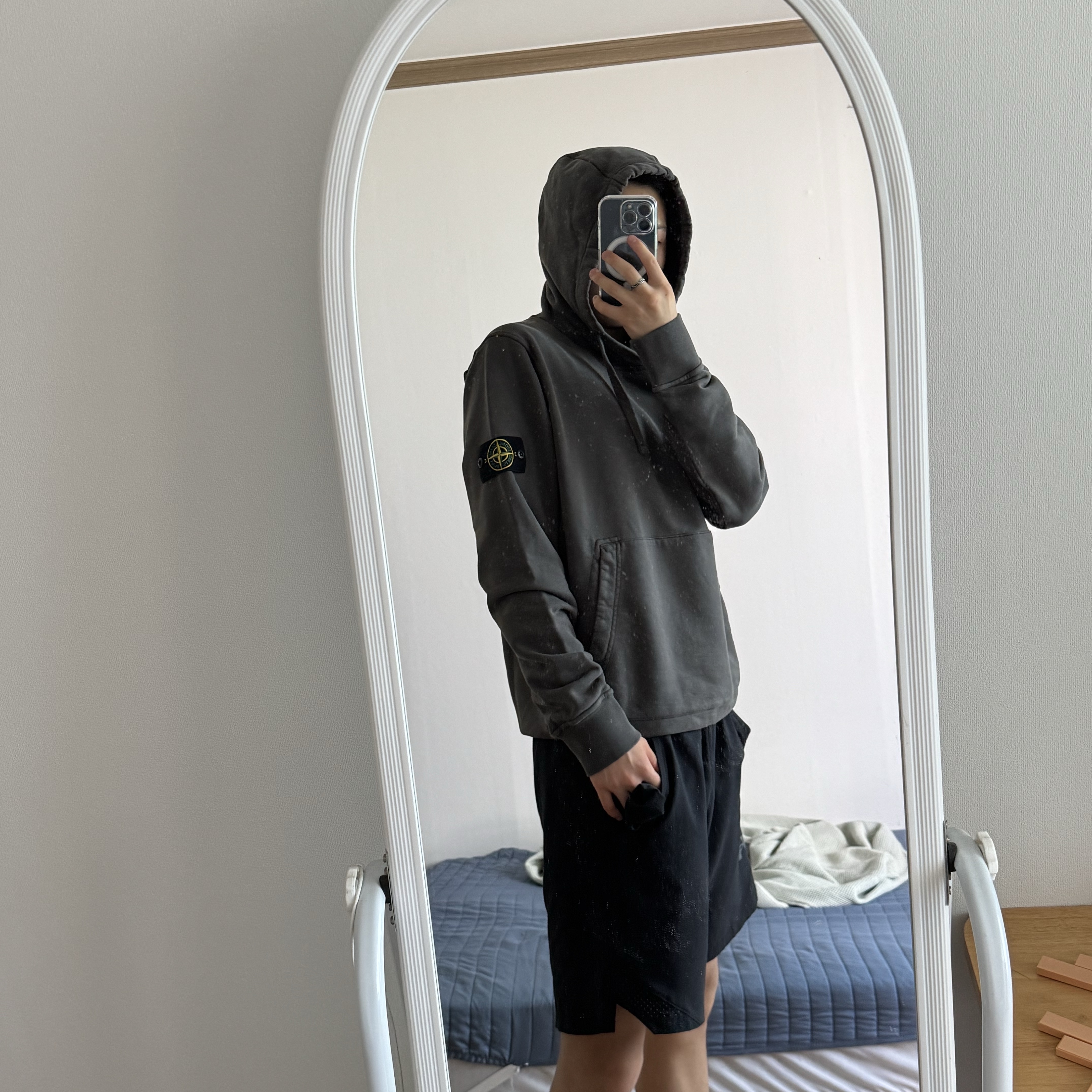 Stone Island 6100062 Organic Cotton Fleece Pouch Pocket Regular Fit Hooded Sweatshirt Charcoal Grey - 26SS 착용 스타일