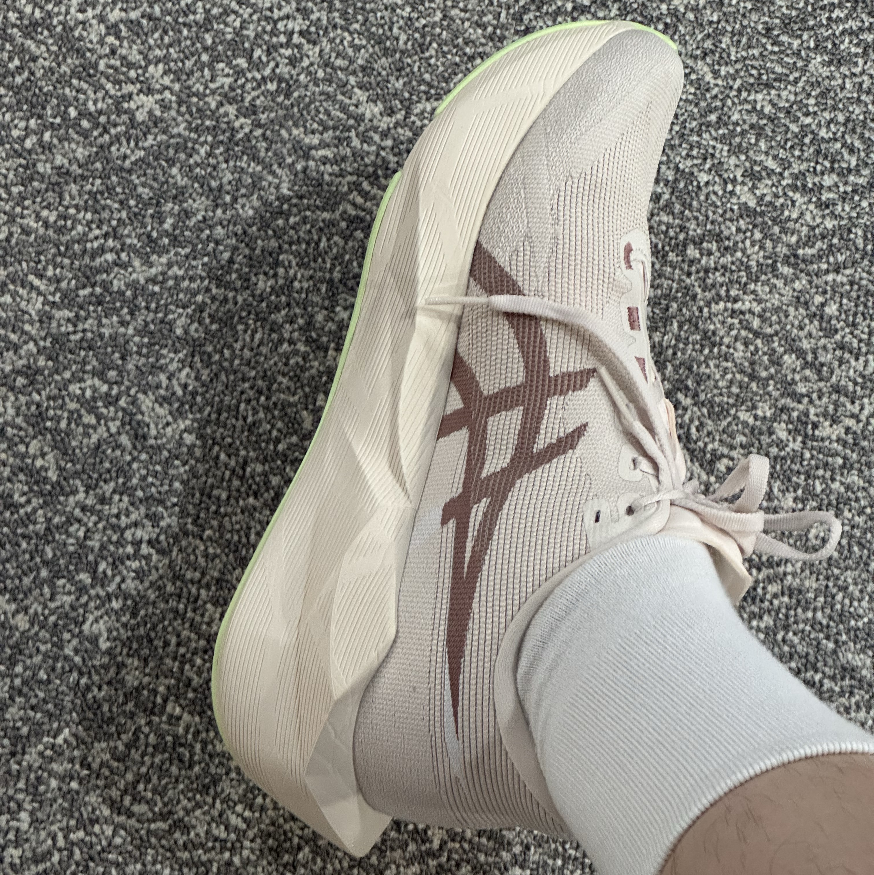 Asics Novablast 6 Rose Dust Illuminate Yellow 착용 스타일