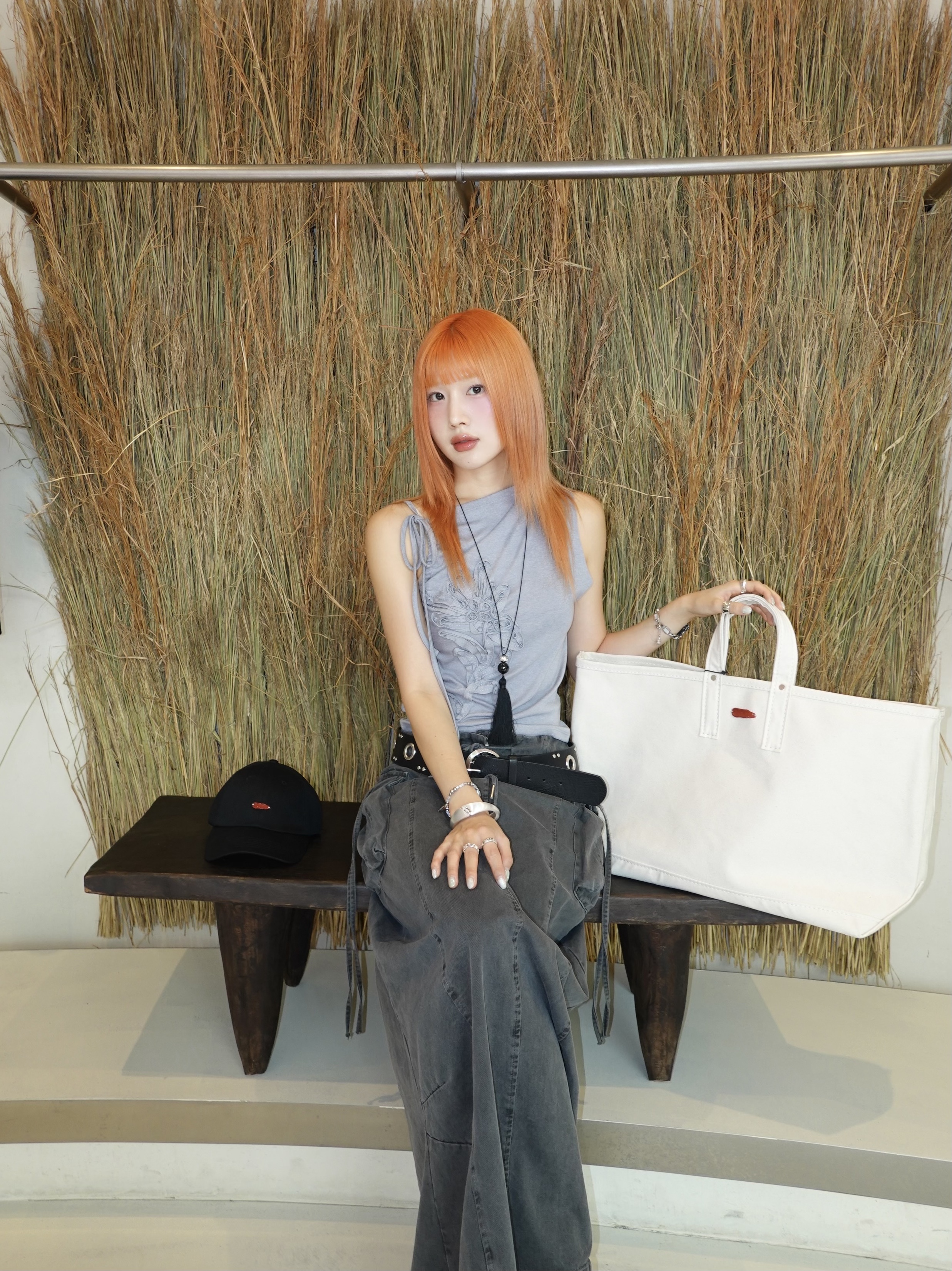 AKRYL Icon Cap Black - 26FW, AKRYL Icon Canvas Bag Natural - 26FW 착용 스타일