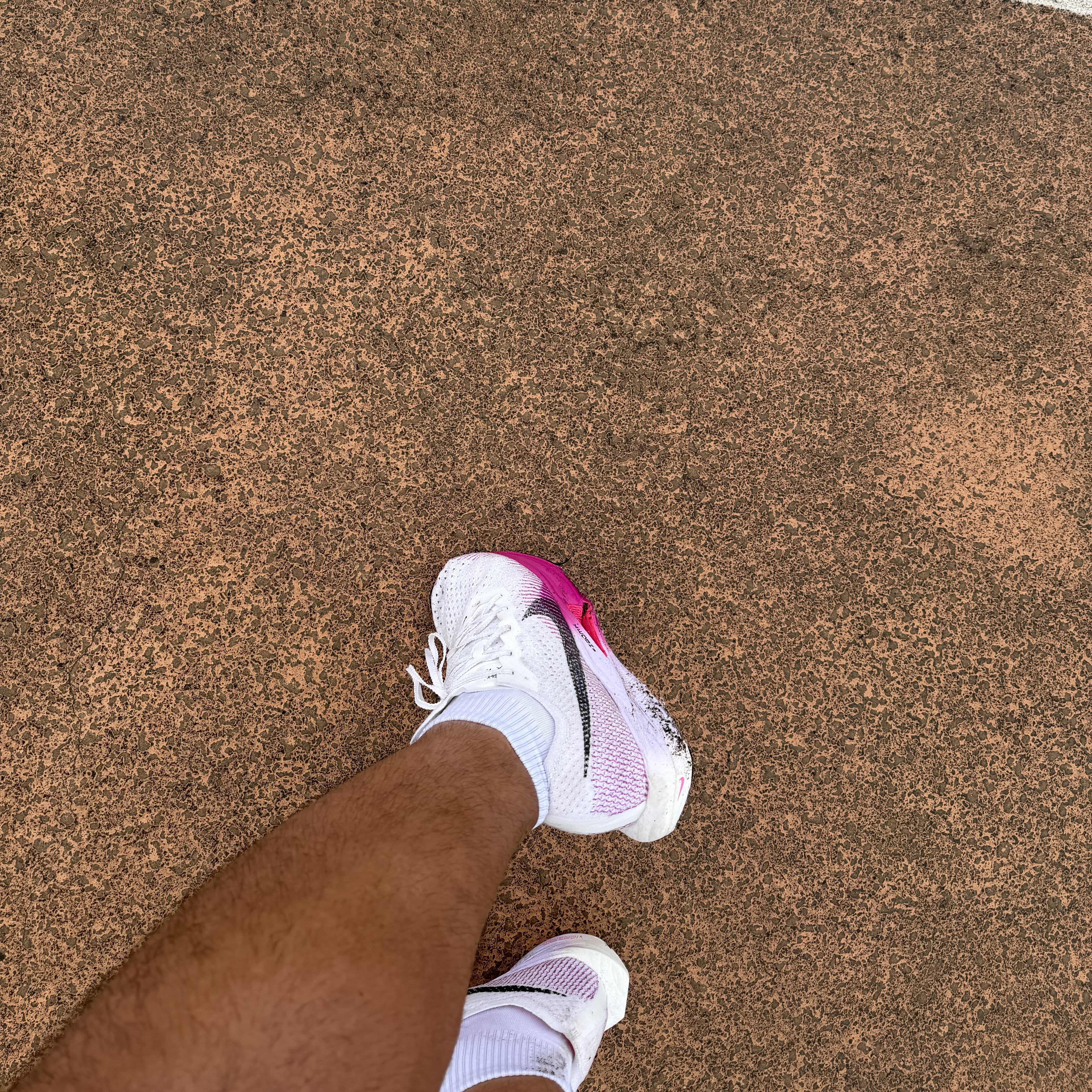 Nike ZoomX Vaporfly Next% 3 White Vivid Purple 착용 스타일 - 3