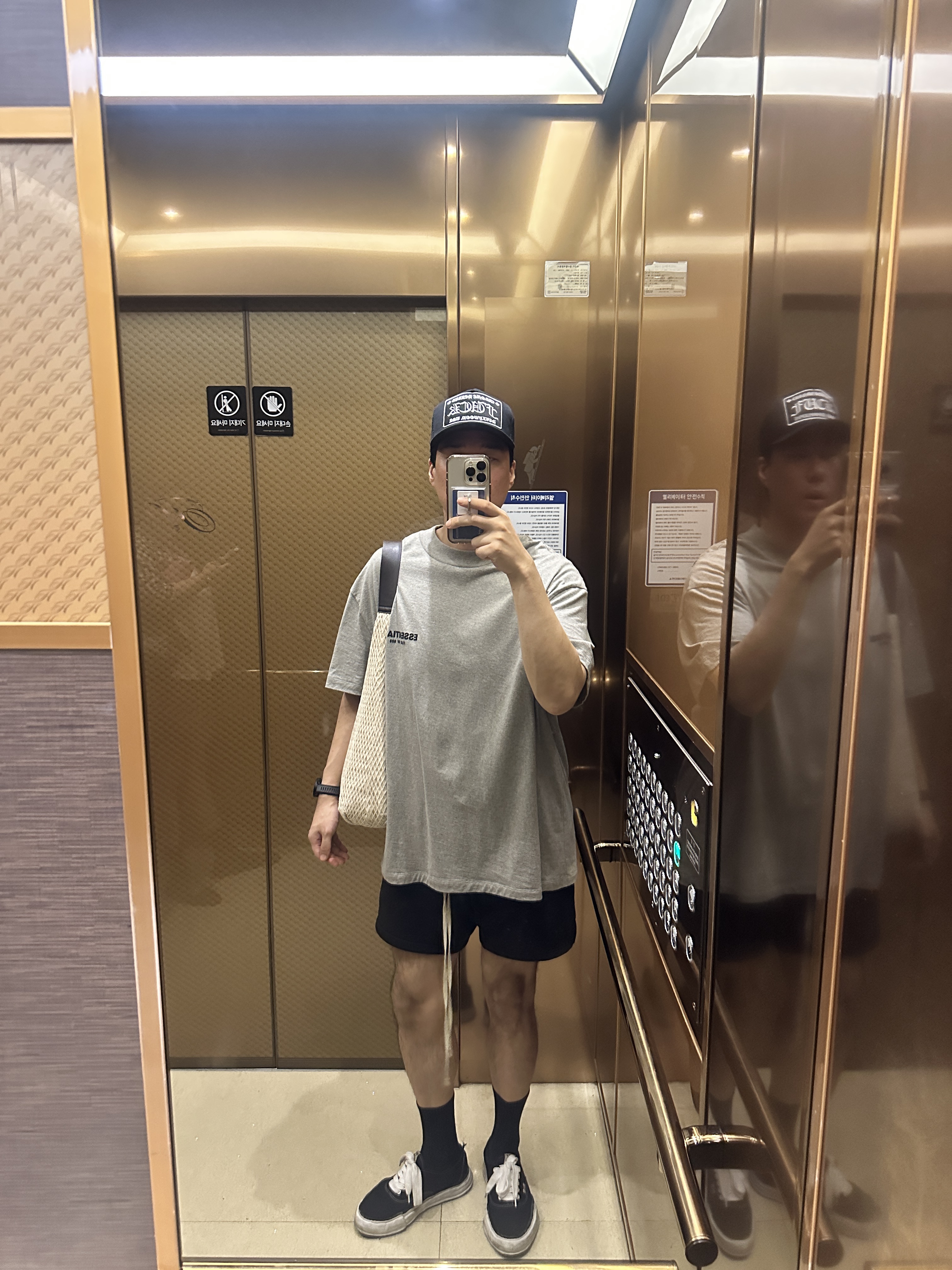 Chrome Hearts Fuck Hollywood Trucker Hat Black, Essentials The Core Collection T-Shirt Dark Oatmeal 착용 스타일