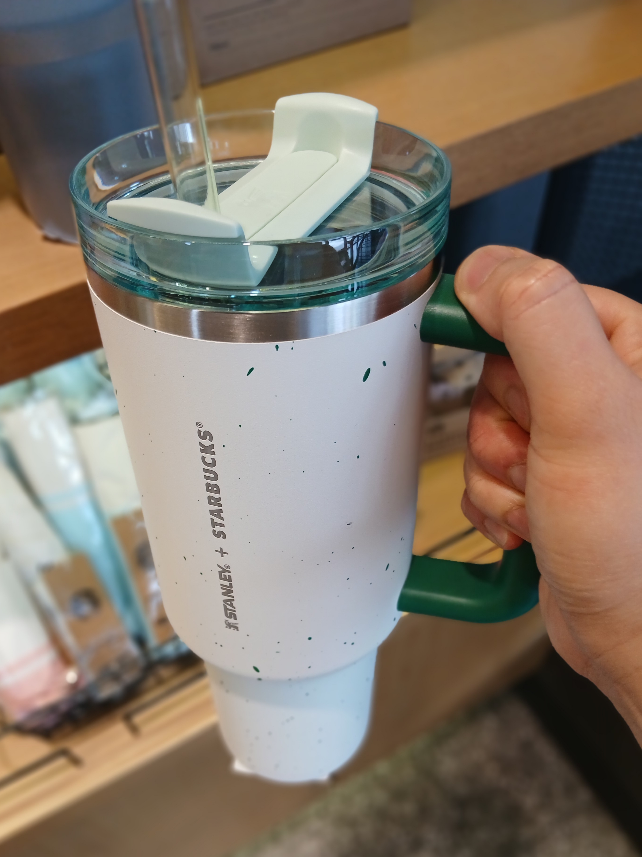 Starbucks SS Stanley Signature Quencher Tumbler 591ml, Starbucks SS Stanley Signature Quencher Tumbler 887ml 착용 스타일 - 3