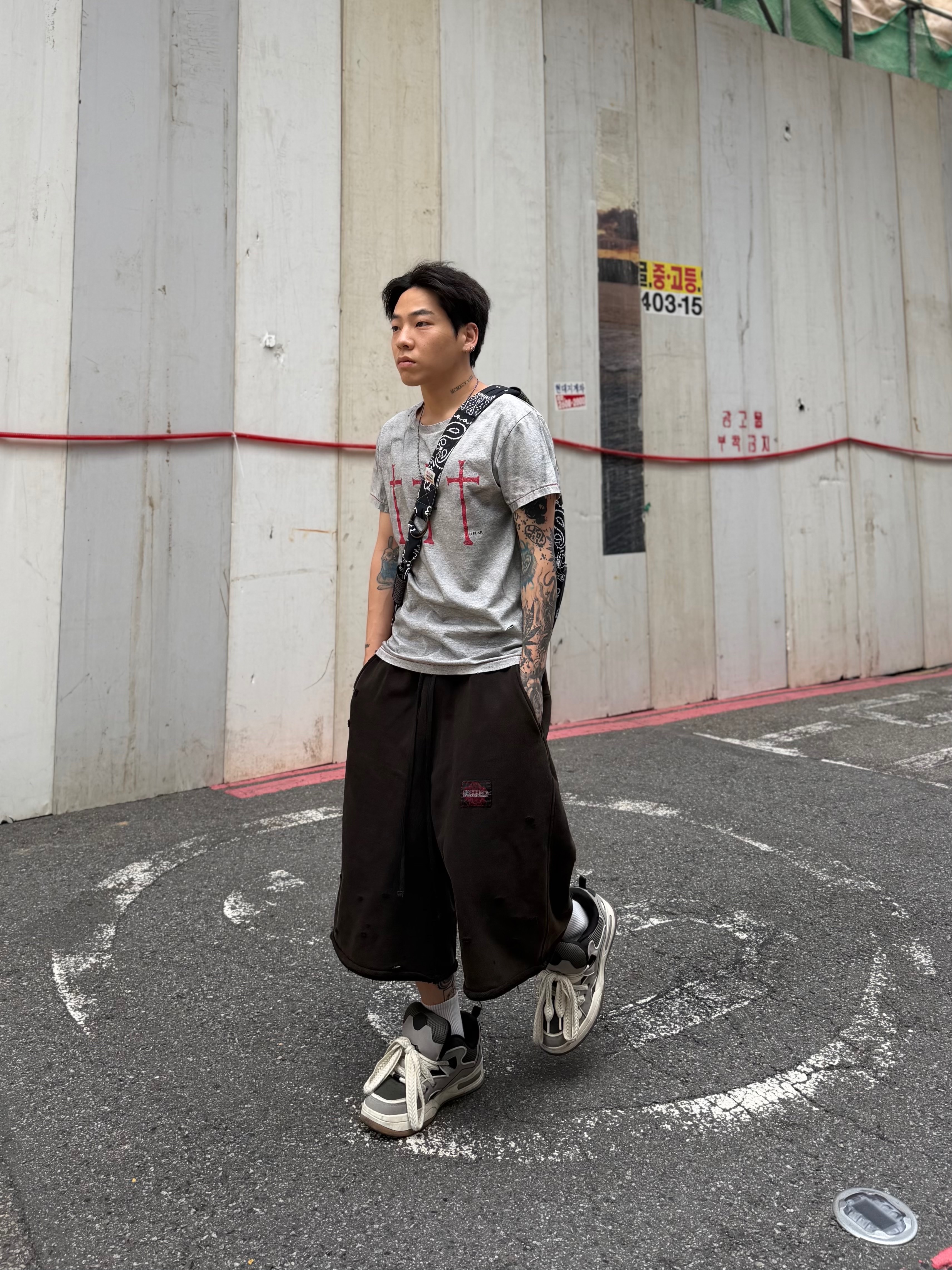 tornortied Messiah T-Shirt
Gray 착용 스타일 - 1