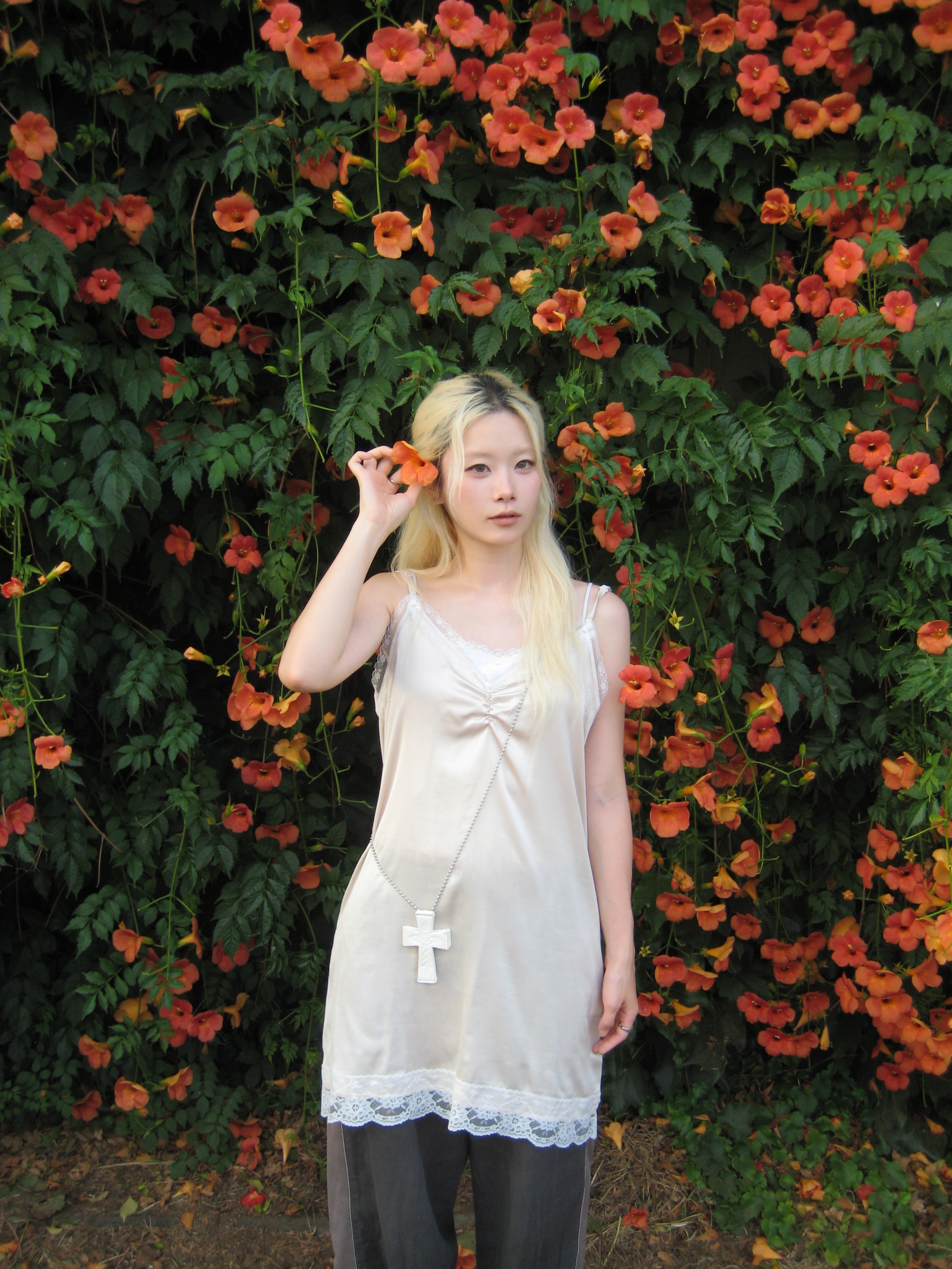 (W) Fancy Club Lace Slip Dress Pink Beige, Sculptor x ED Hardy Cross Leather Strap Wallet White 착용 스타일 - 2