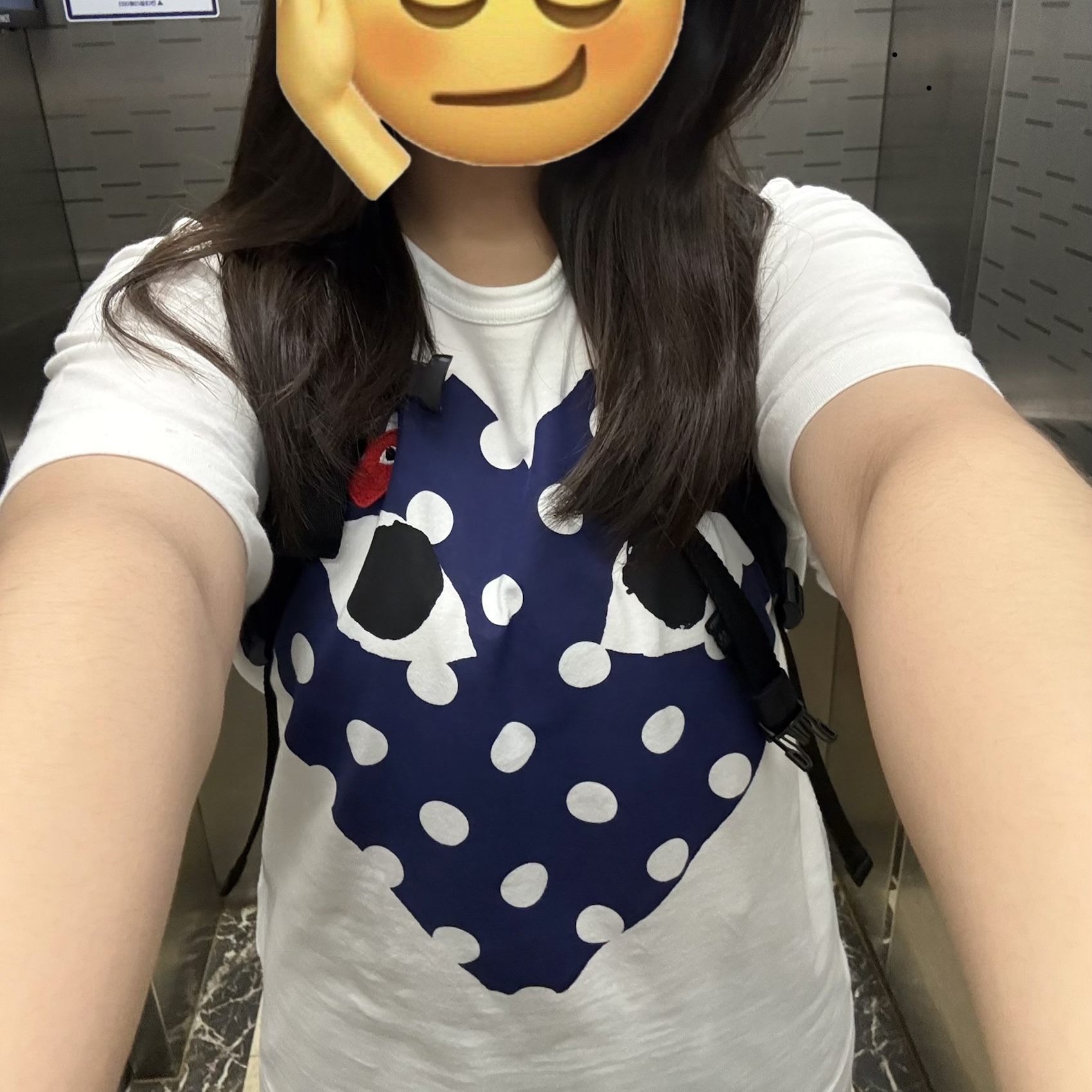 Play Comme des Garcons Red Heart Printed Blue Heart T-Shirt White 착용 스타일 - 2
