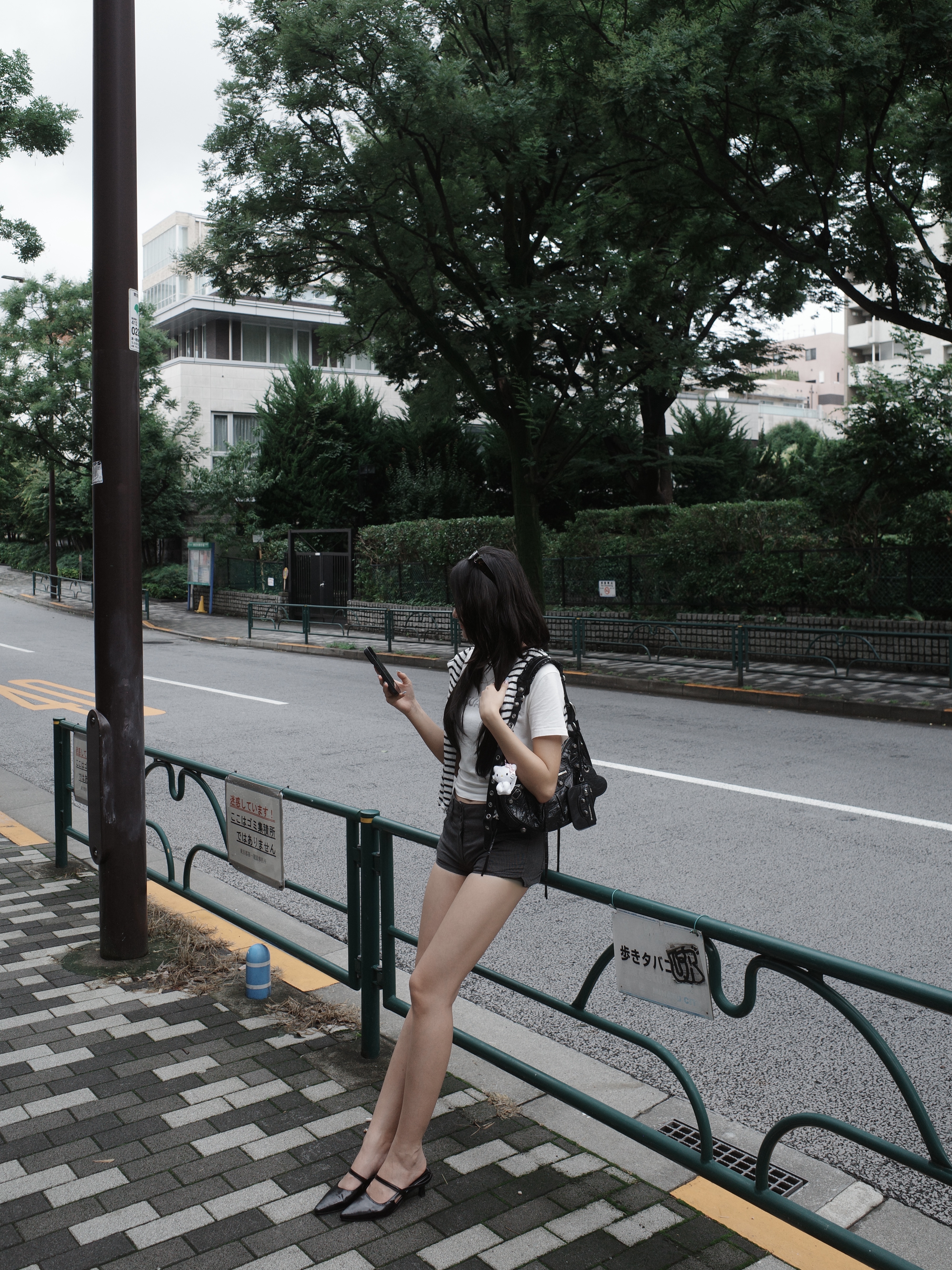Saint Laurent SL 140 Sunglasses Black, Saint Laurent Reverse T-Shirt Natural 착용 스타일 - 1