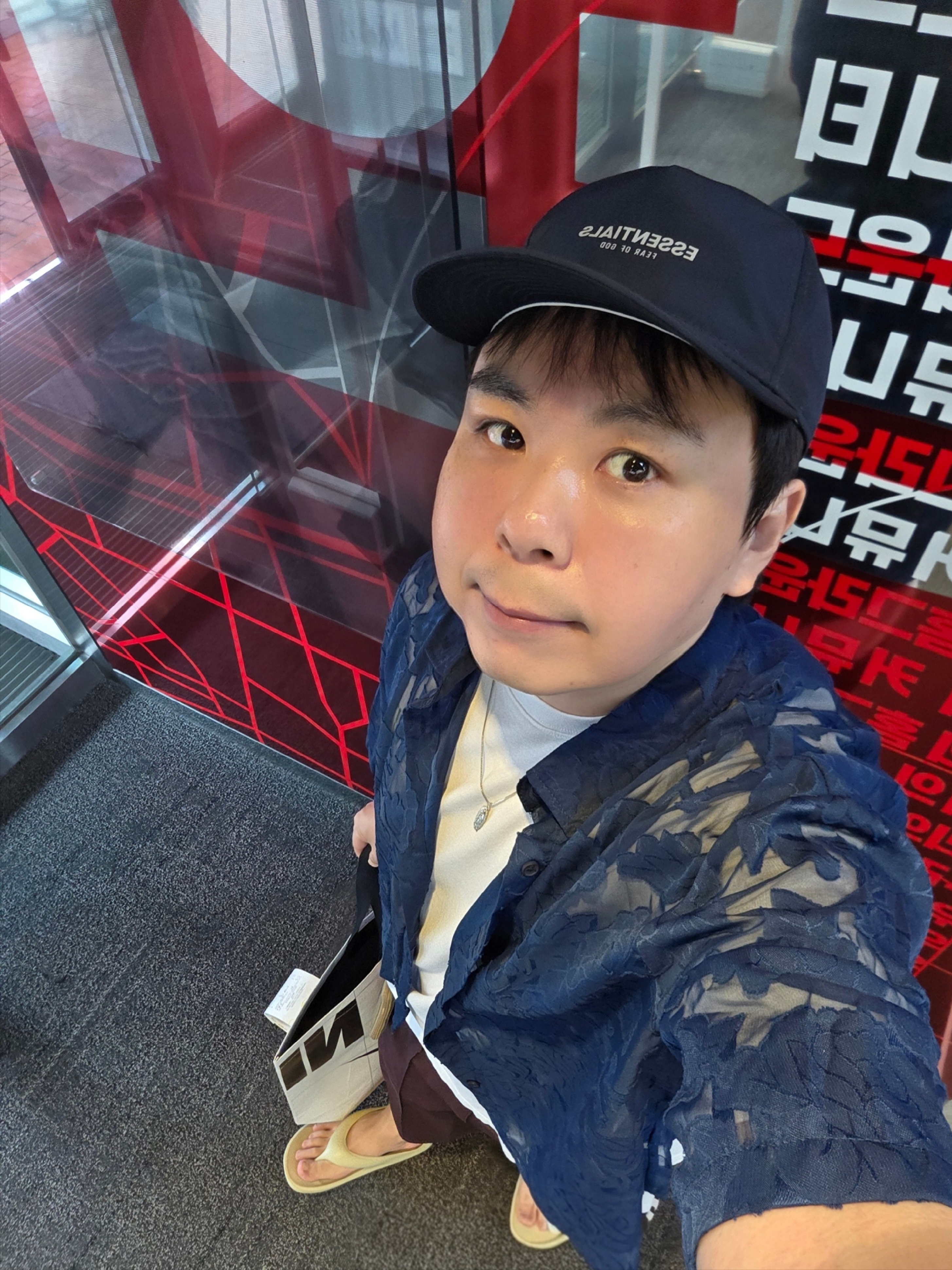 New Era x Fear of God Essentials Retro Crown 9FIFTY Strapback Navy, New Balance Rebound Flip Flop Light Yellow 착용 스타일 - 1