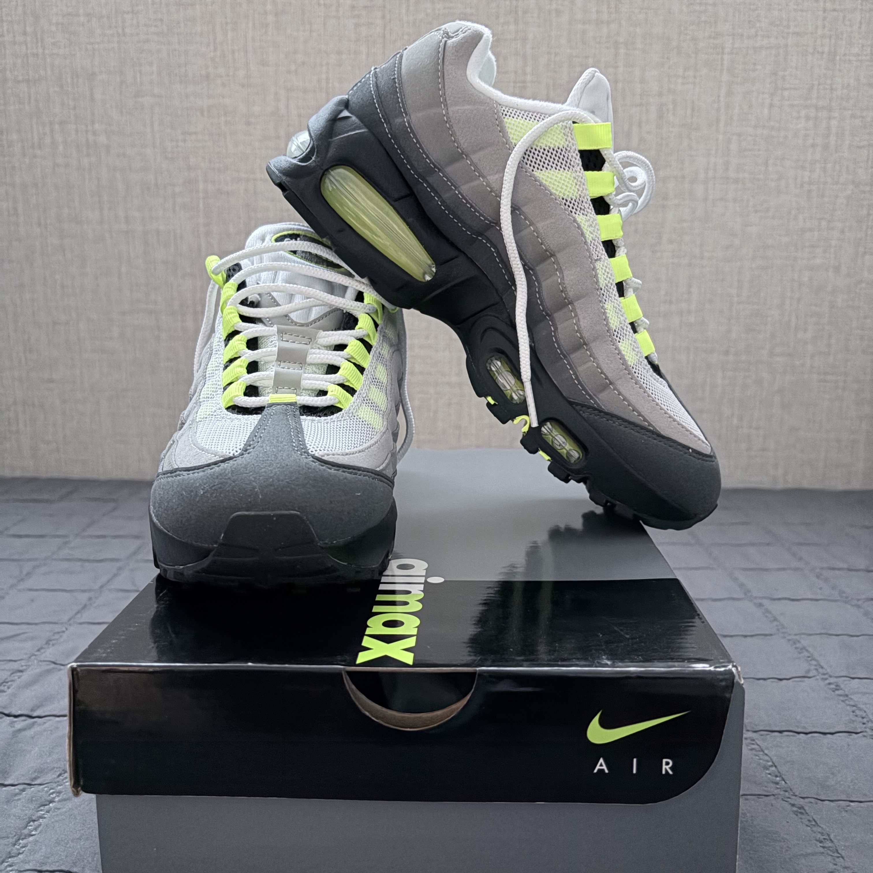 (W) Nike Air Max 95 OG Big Bubble Black Neon Yellow 착용 스타일 - 3