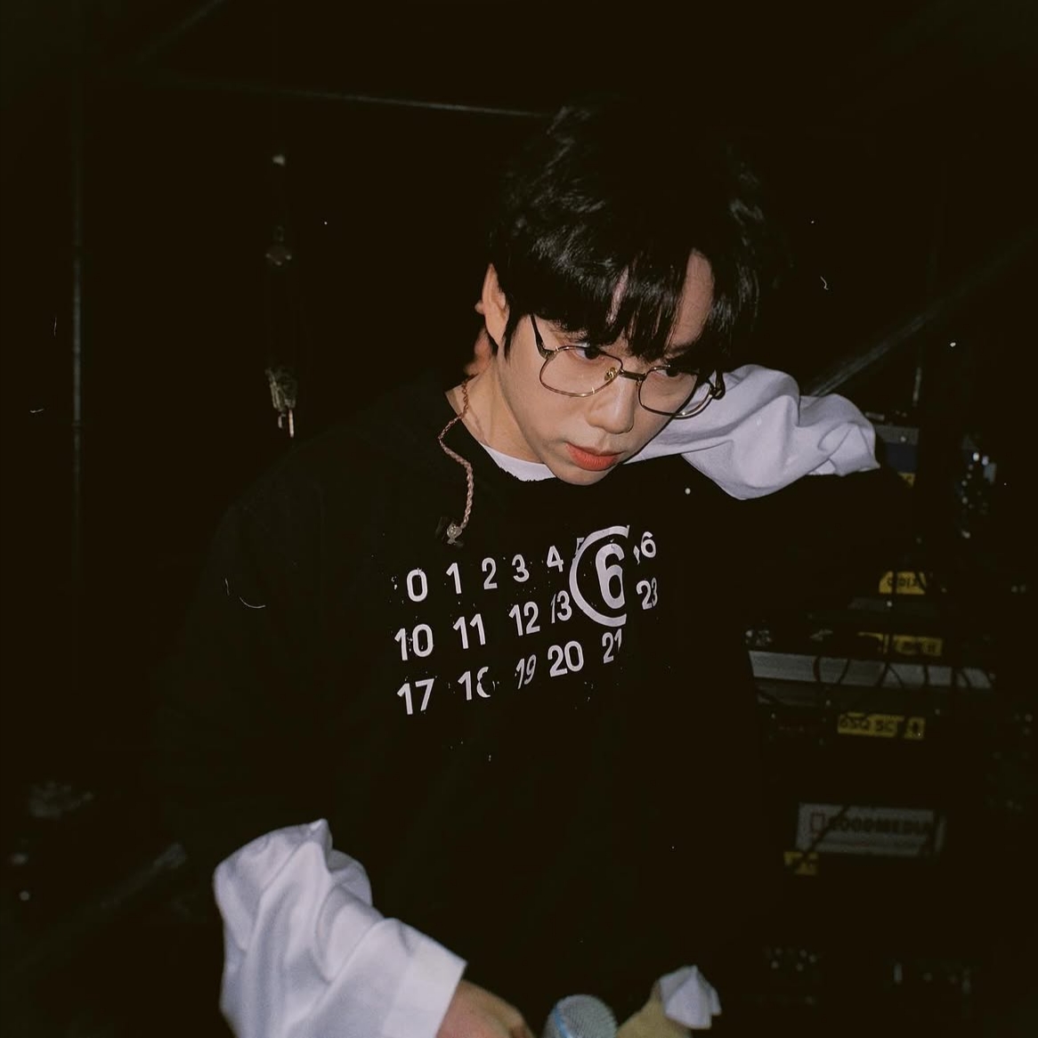 MM6 Maison Margiela Number Logo Hoodie Black 착용 스타일