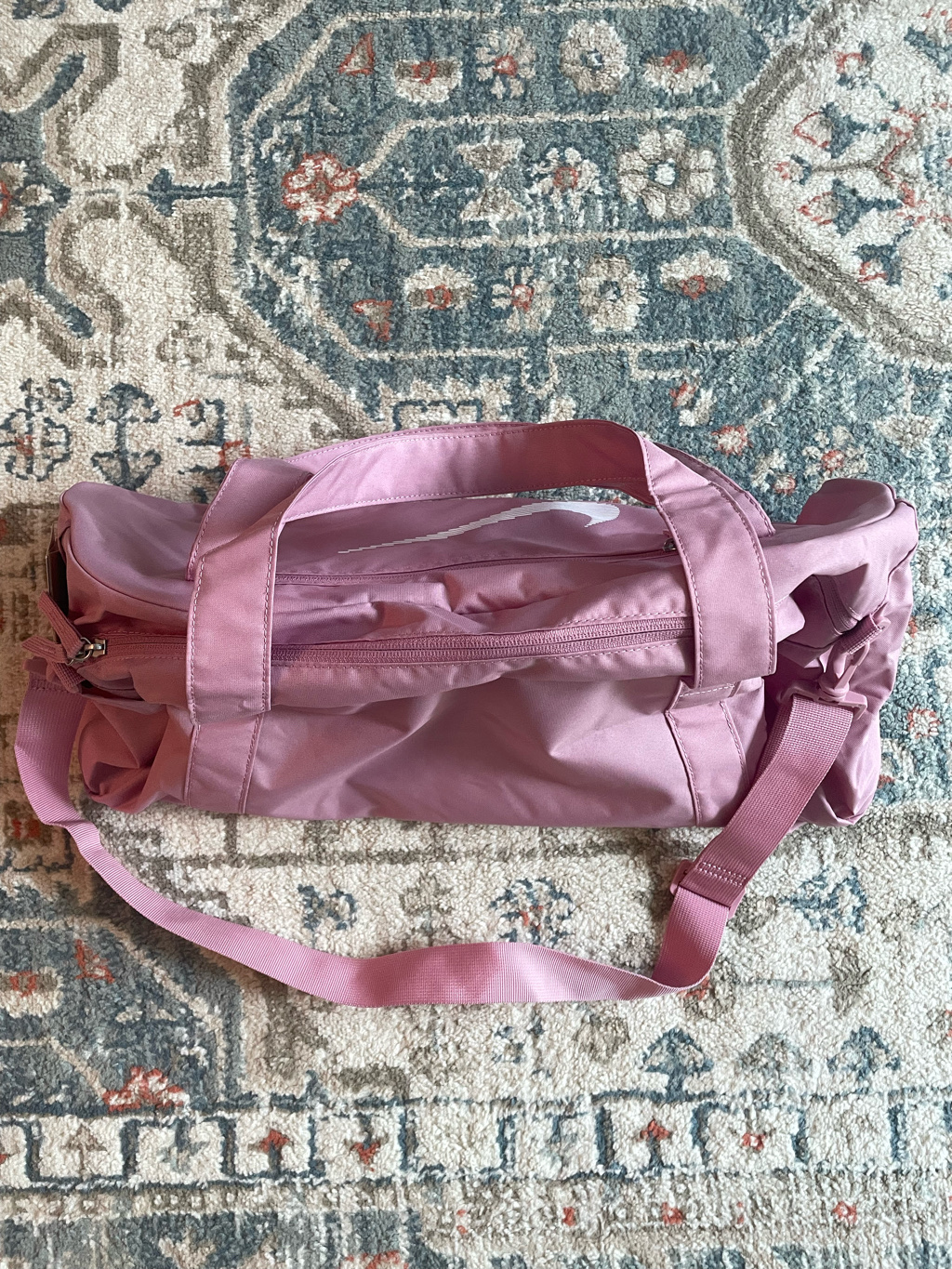 Nike Gym Club Duffle Bag 24L Elemental Pink White 착용 스타일 - 7