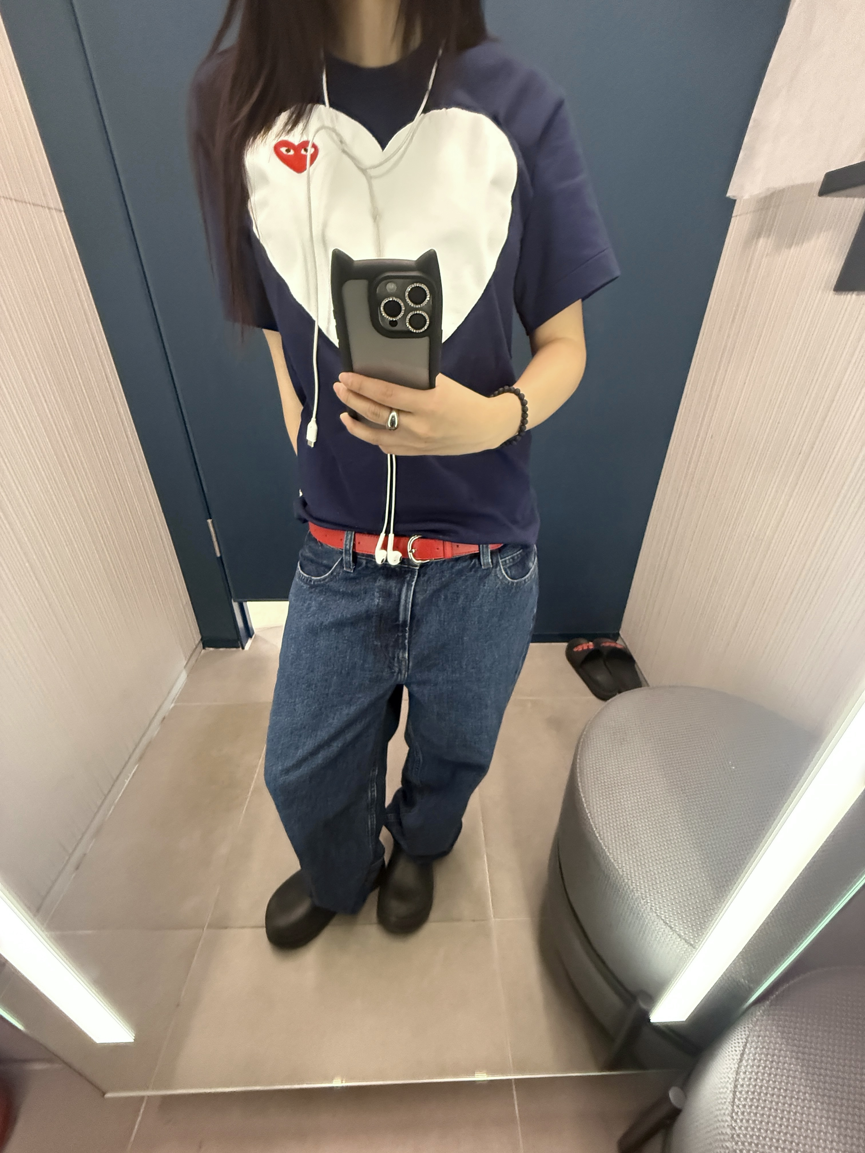 Play Comme des Garcons Red Heart Printed White Heart T-Shirt Navy, (W) Adidas Adifom Stan Smith Mule Core Black 착용 스타일 - 2