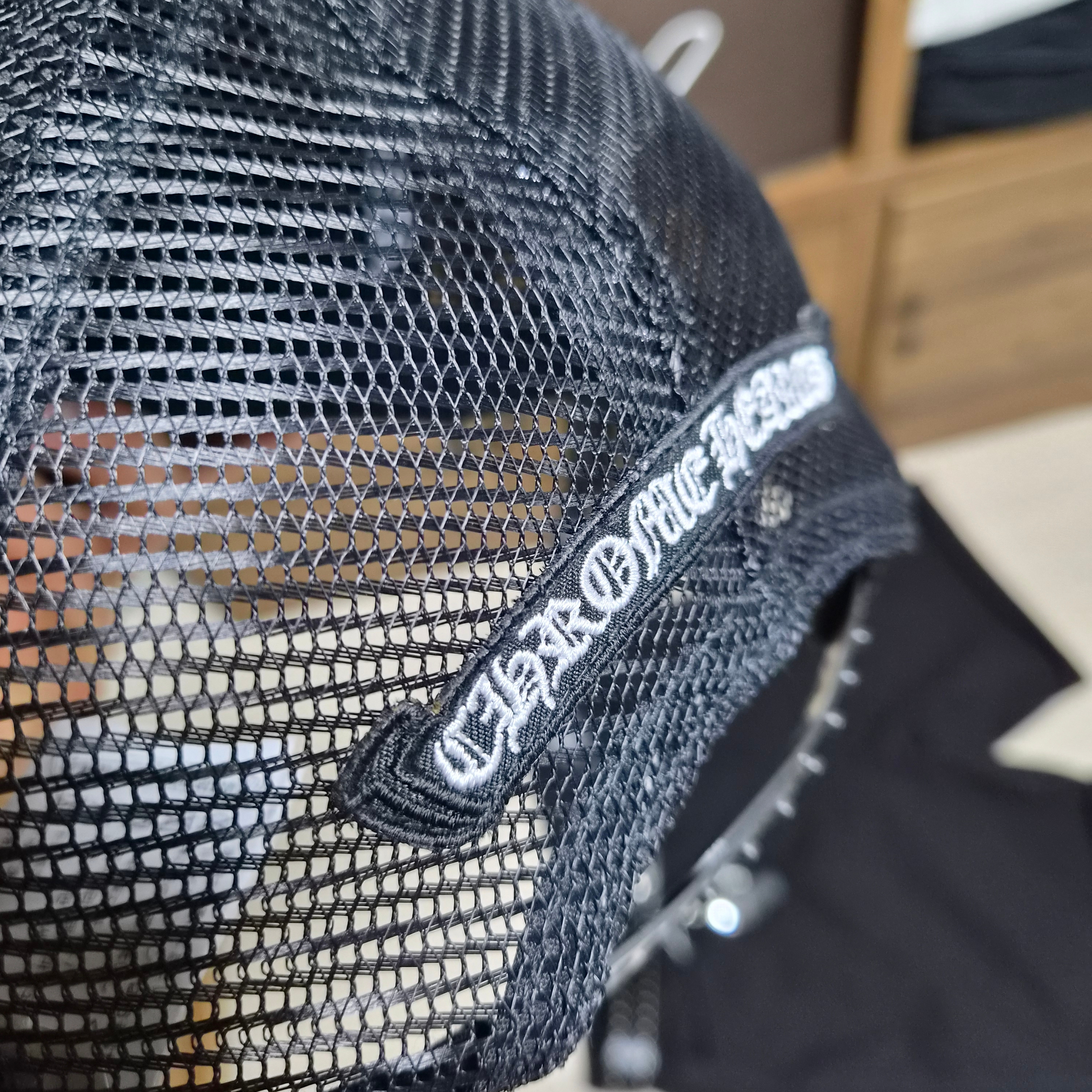 Chrome Hearts Cemetery Trucker Hat Black (Scroll Label Ver.) 착용 스타일 - 4