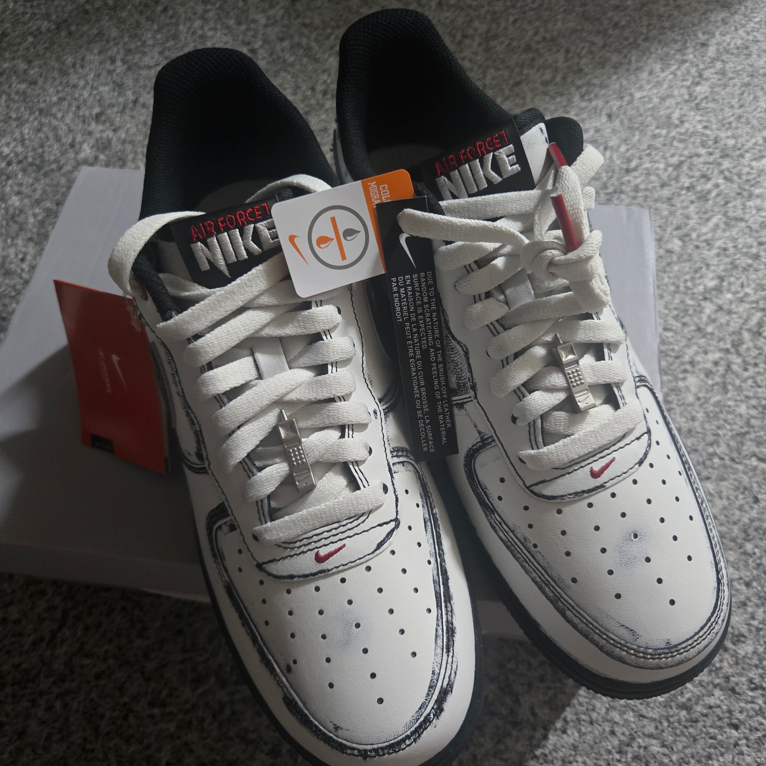 Nike Air Force 1 Low Summit White Metallic Silver 착용 스타일 - 1