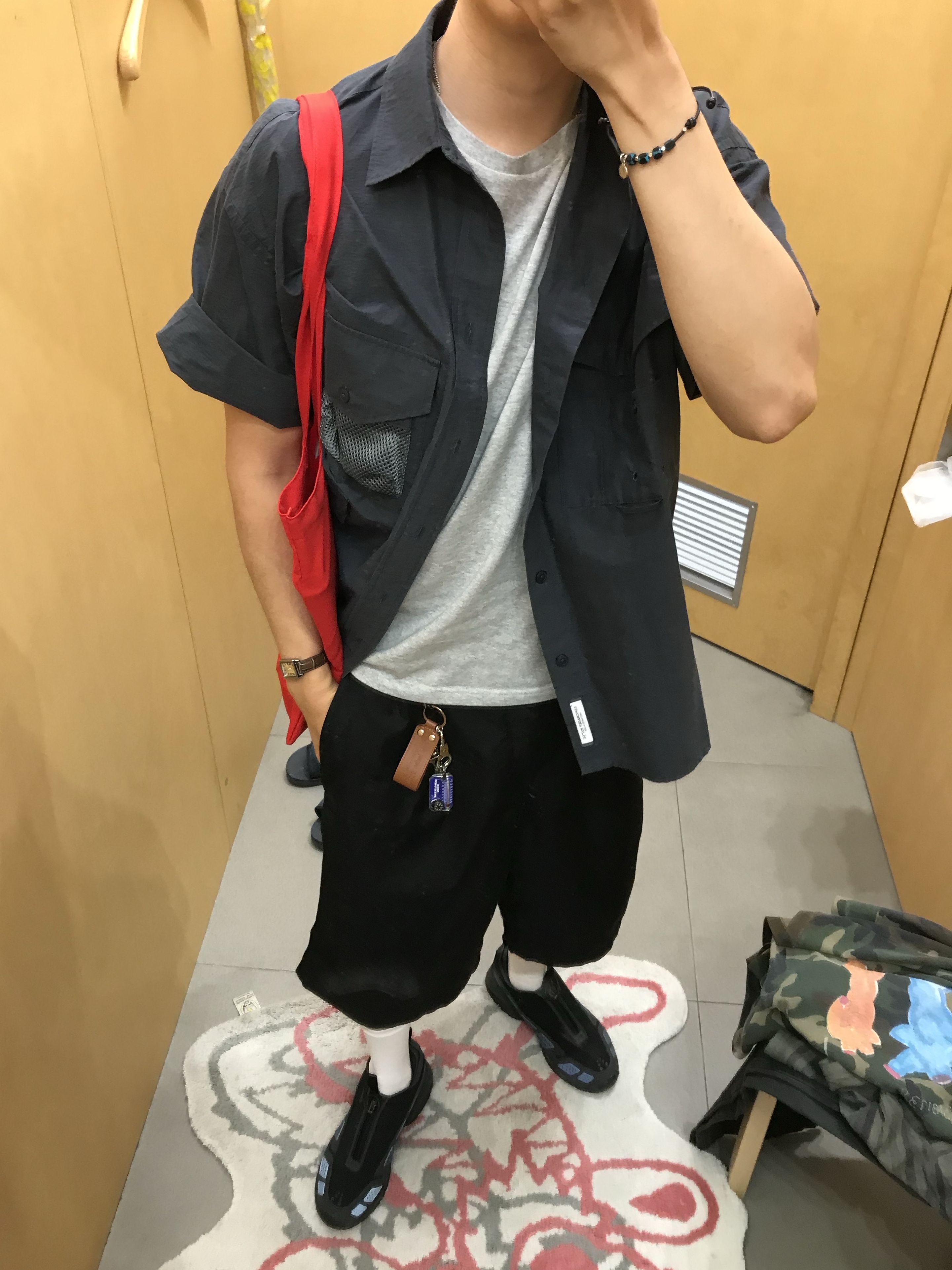 Berlin Photobook Distribution 002 Bag Red, (W) Nike Air Max SNDR Gore-Tex Black and Dark Smoke Grey 착용 스타일
