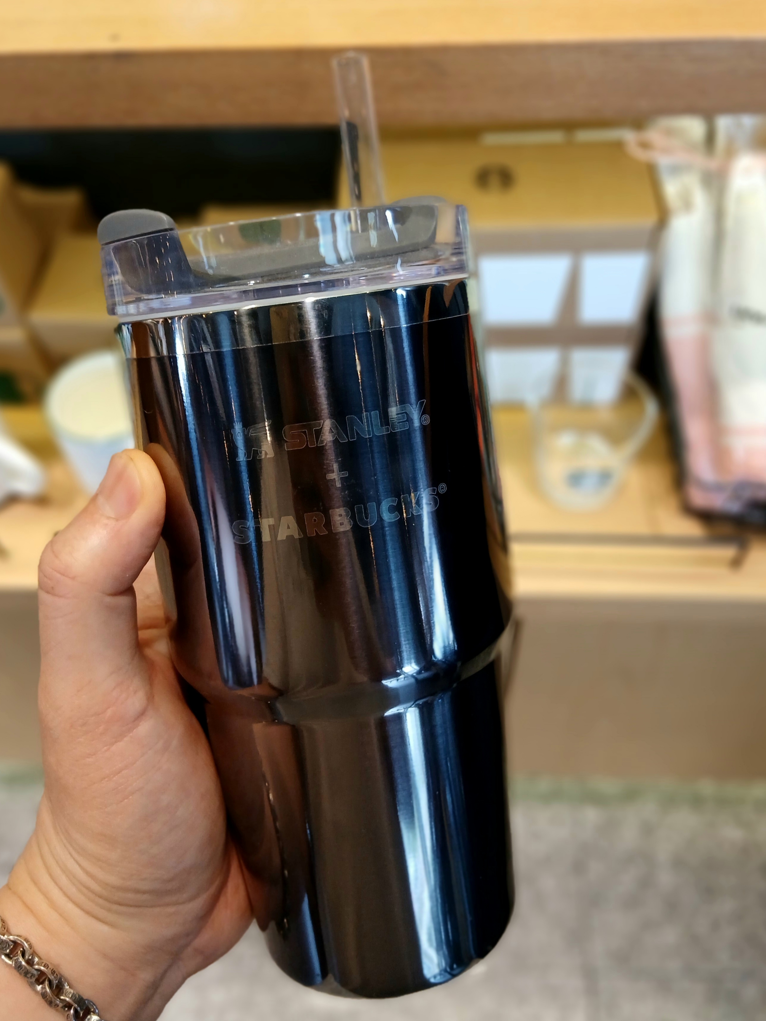 Starbucks SS Stanley Signature Quencher Tumbler 591ml, Starbucks SS Stanley Signature Quencher Tumbler 887ml 착용 스타일 - 1
