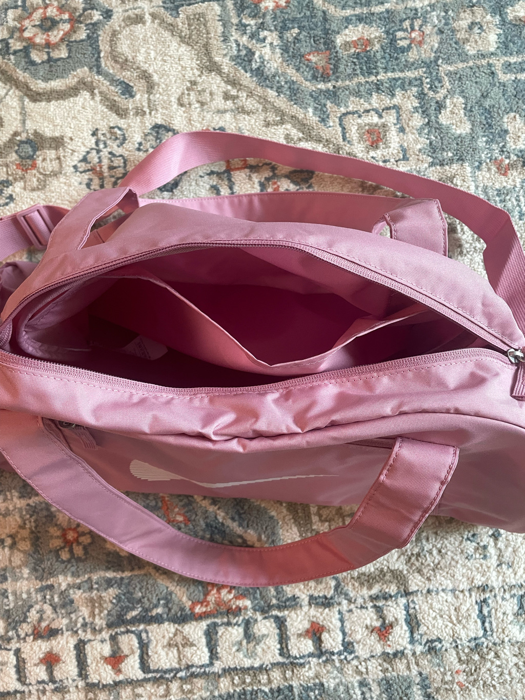Nike Gym Club Duffle Bag 24L Elemental Pink White 착용 스타일 - 3