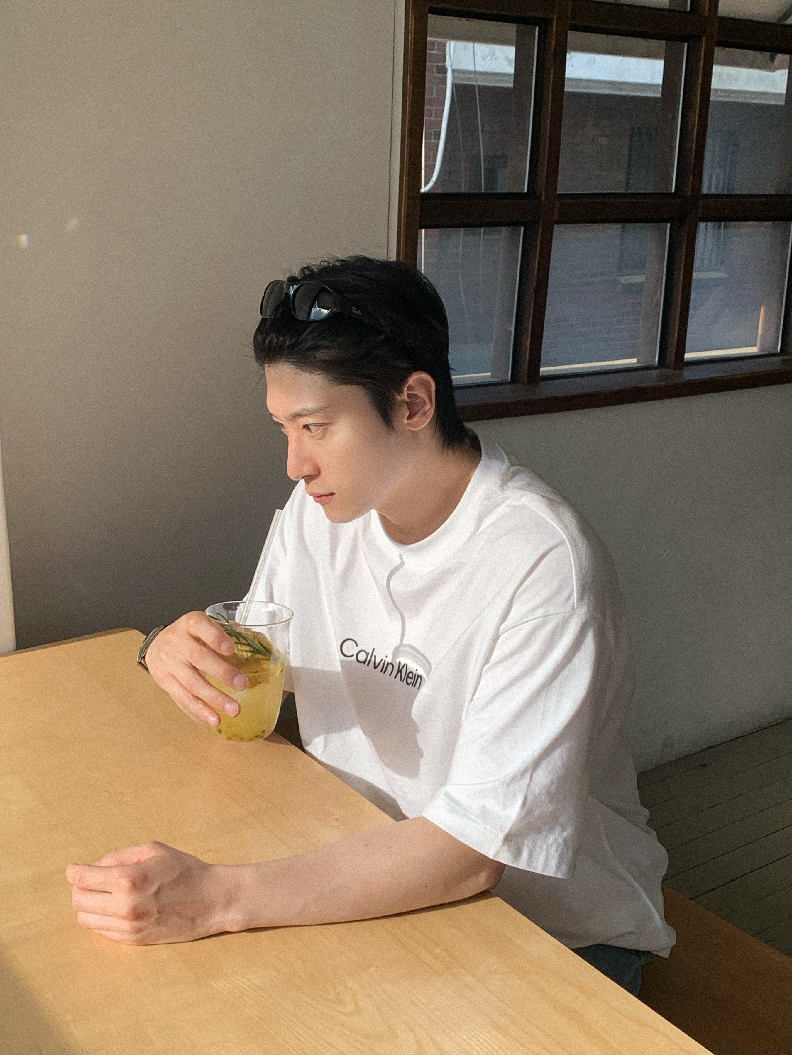 Ray-Ban DADDY-O II Polished Black Frame Green Classic G-15 Lenses, Calvin Klein Regular Fit Institutional Logo T-Shirt Black 착용 스타일 - 2