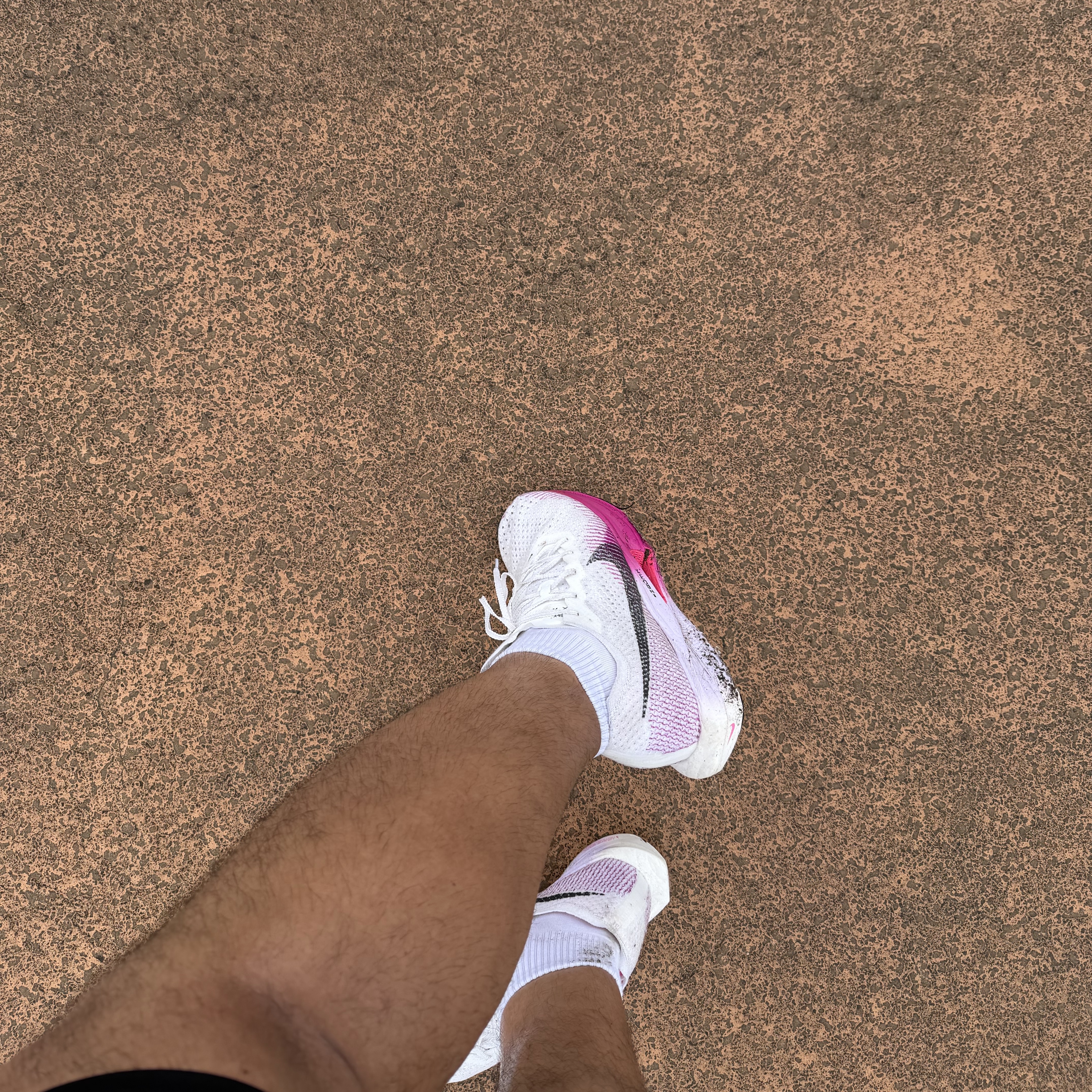 Nike ZoomX Vaporfly Next% 3 White Vivid Purple 착용 스타일 - 2