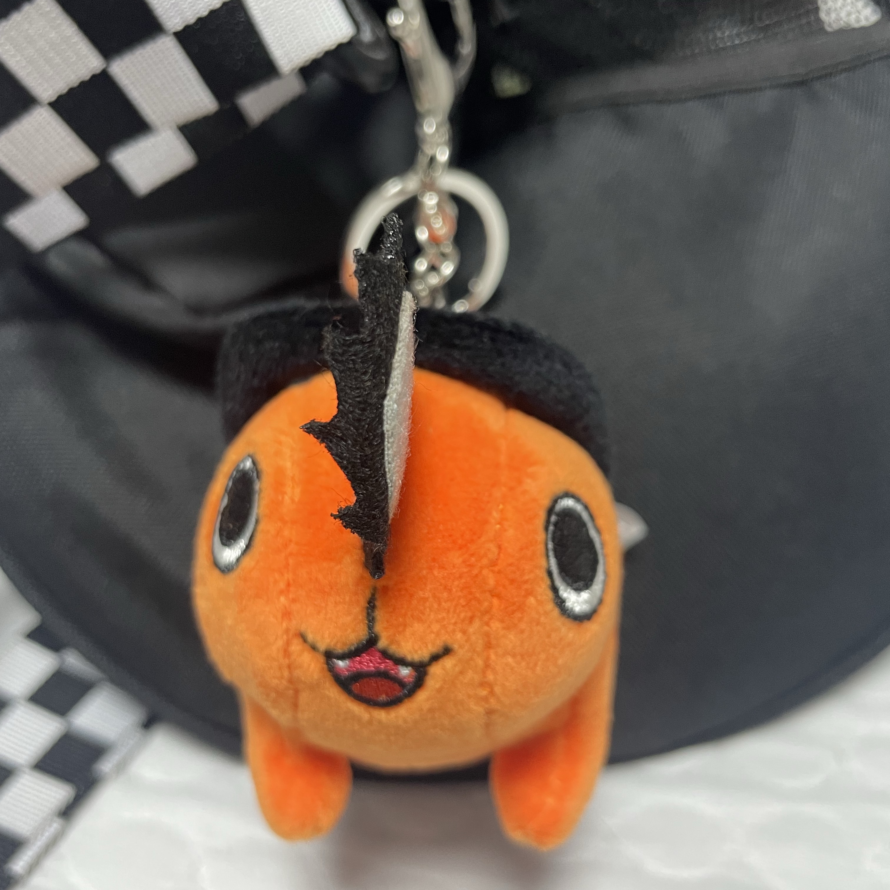 Dream C&C Chainsaw Man Pochita Keyring 8cm, Vans x Hollys Mesh Boston Bag 착용 스타일 - 1