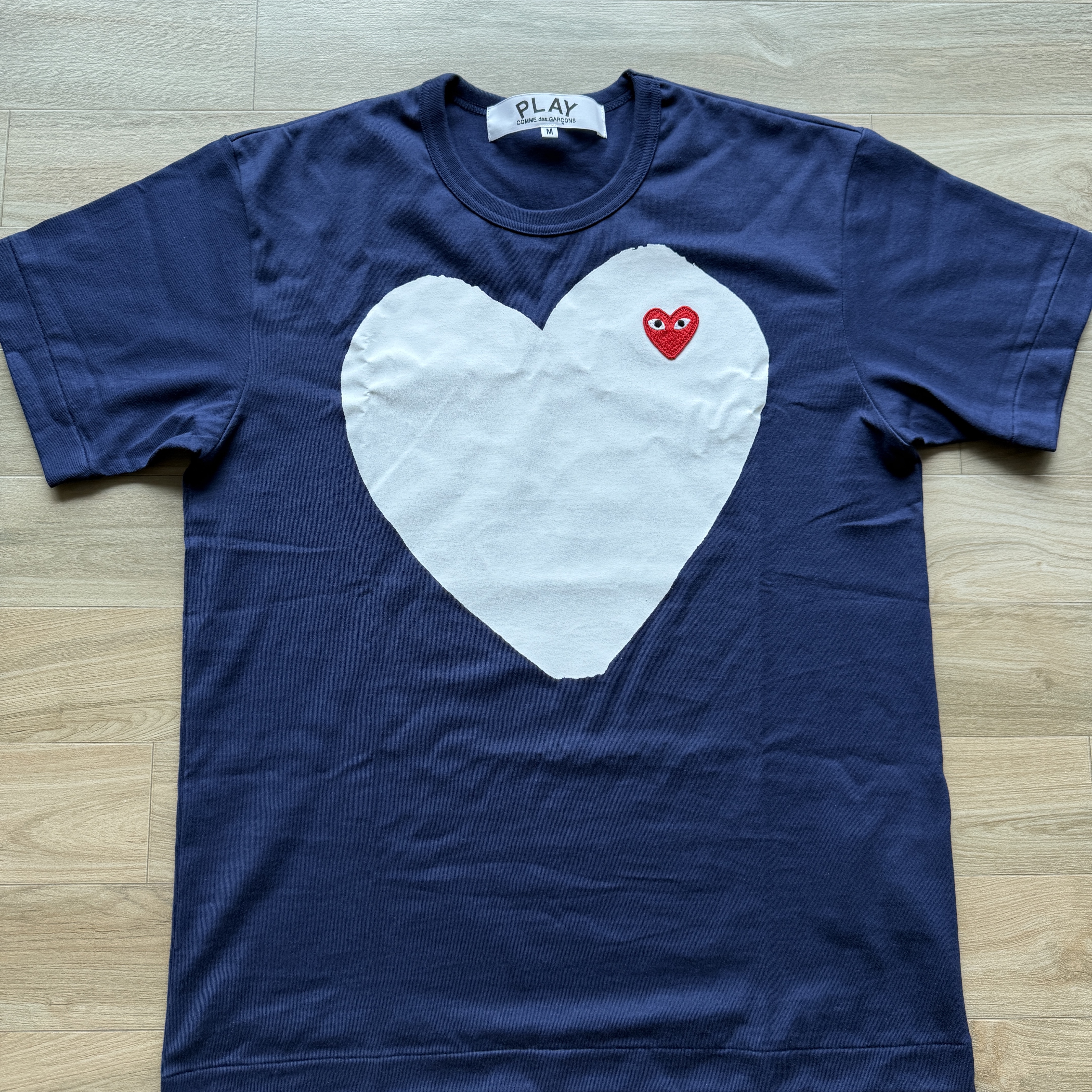 Play Comme des Garcons Red Heart Printed White Heart T-Shirt Navy 착용 스타일 - 1