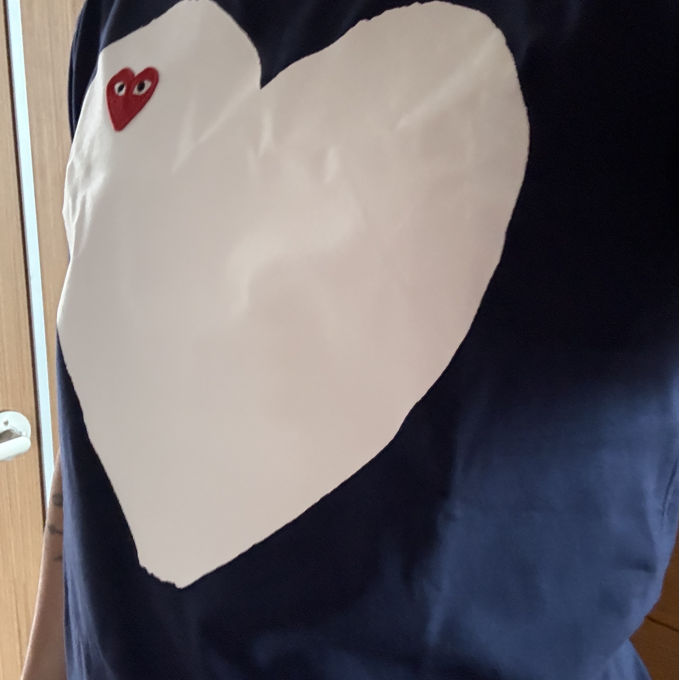 Play Comme des Garcons Red Heart Printed White Heart T-Shirt Navy 착용 스타일 - 3