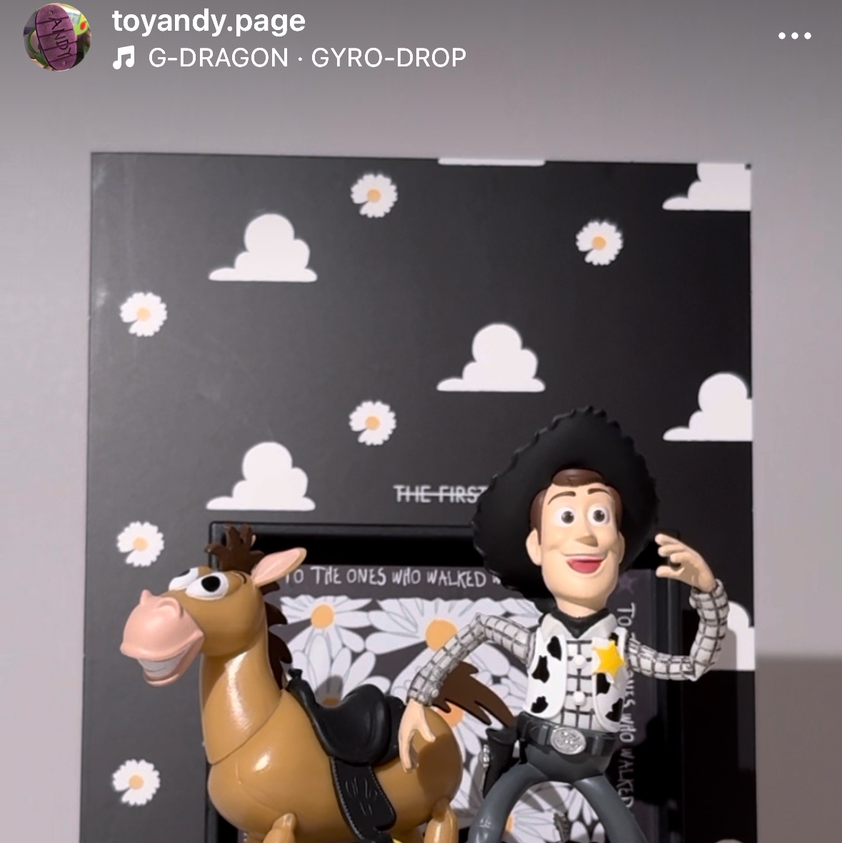 Peaceminusone x Toy Story The First Fan Diorama Figure Record Player 착용 스타일 - 2