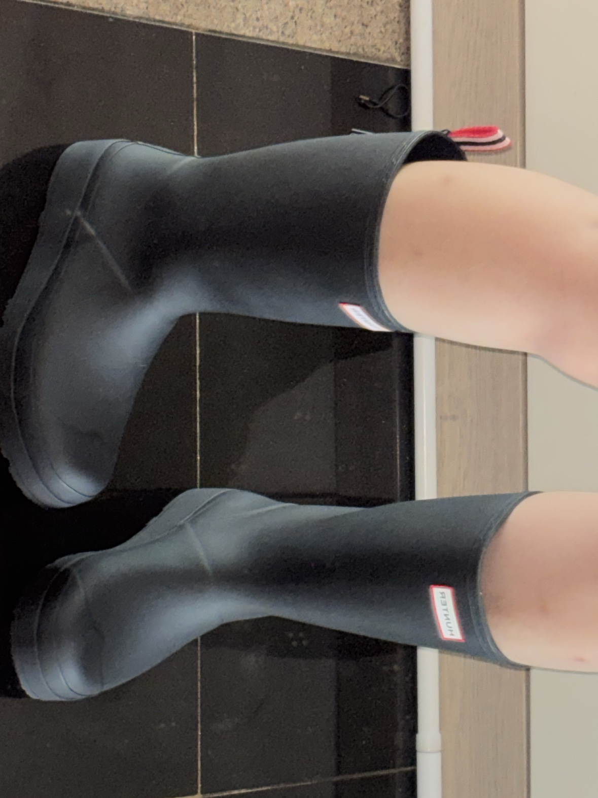 (W) Hunter Play Tall Wellington Rain Boots Black 착용 스타일 - 2
