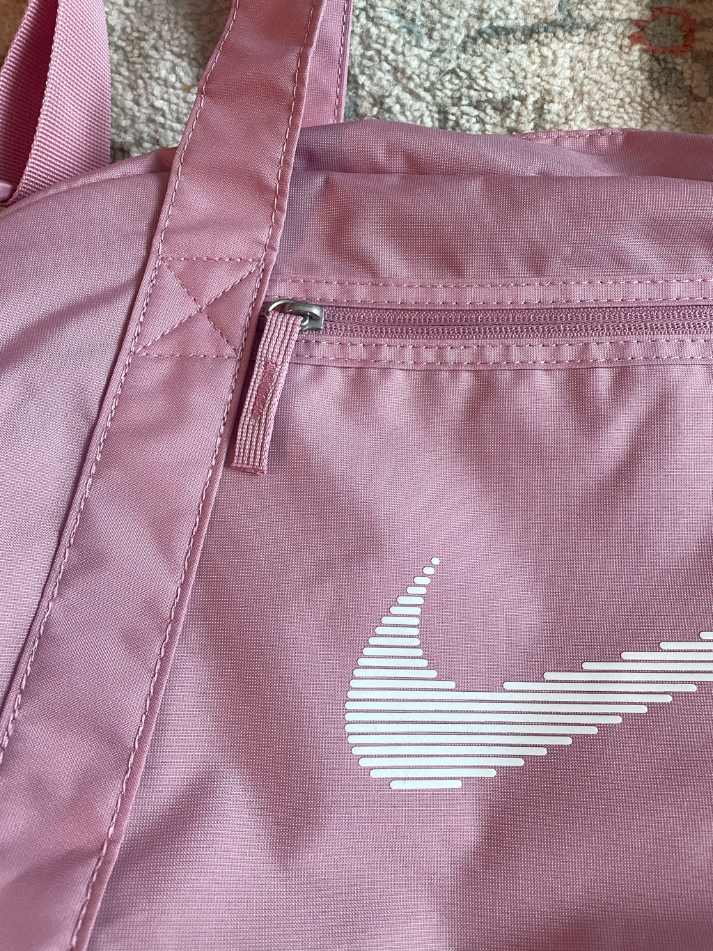 Nike Gym Club Duffle Bag 24L Elemental Pink White 착용 스타일 - 2
