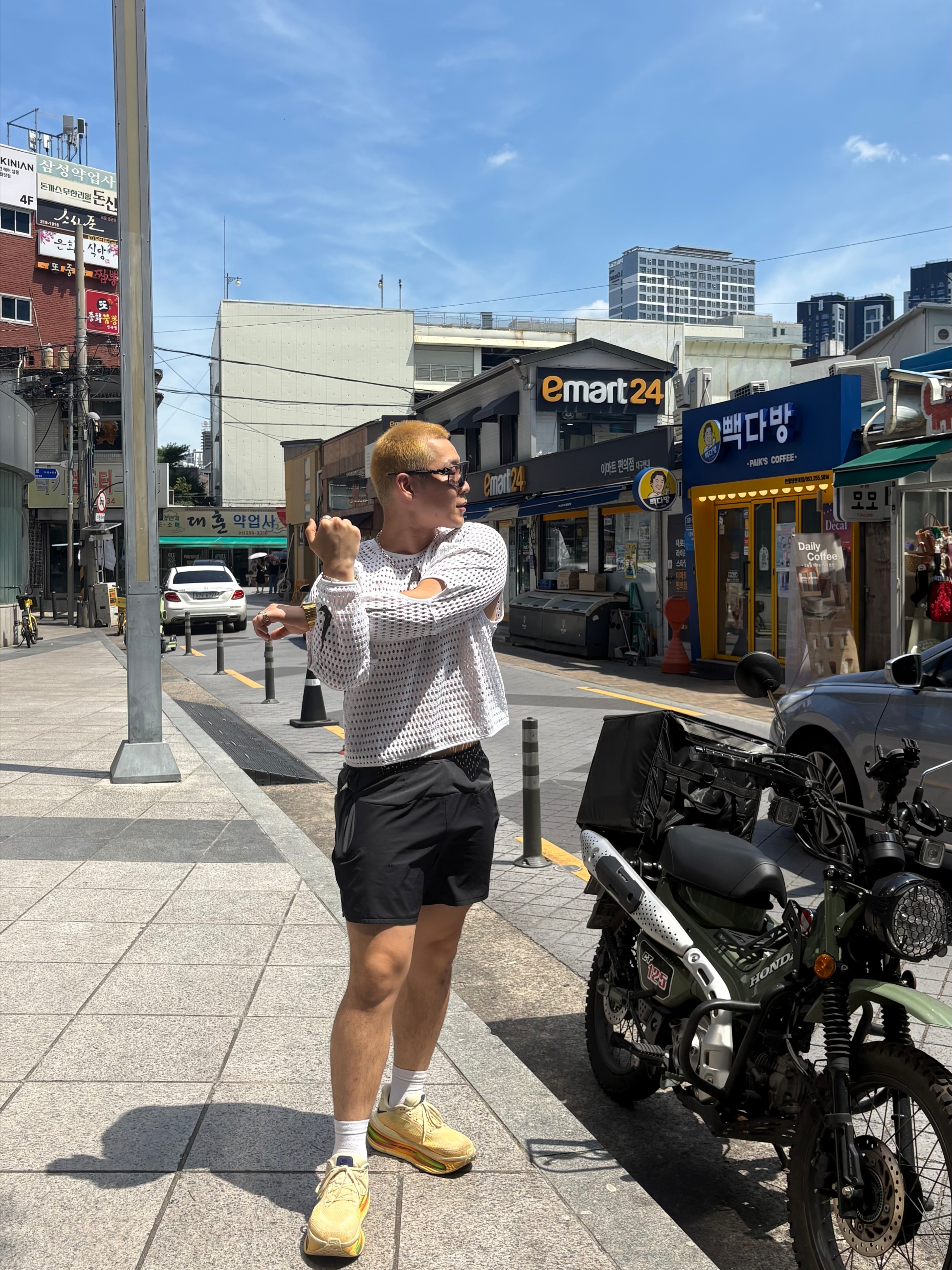 Nike ACG Radical Airflow NXT White Anthracite - Asia, Nike ACG Second Sunrise Dri-Fit ADV 5 Inch Brief Lined Shorts Black Anthracite - Asia 착용 스타일