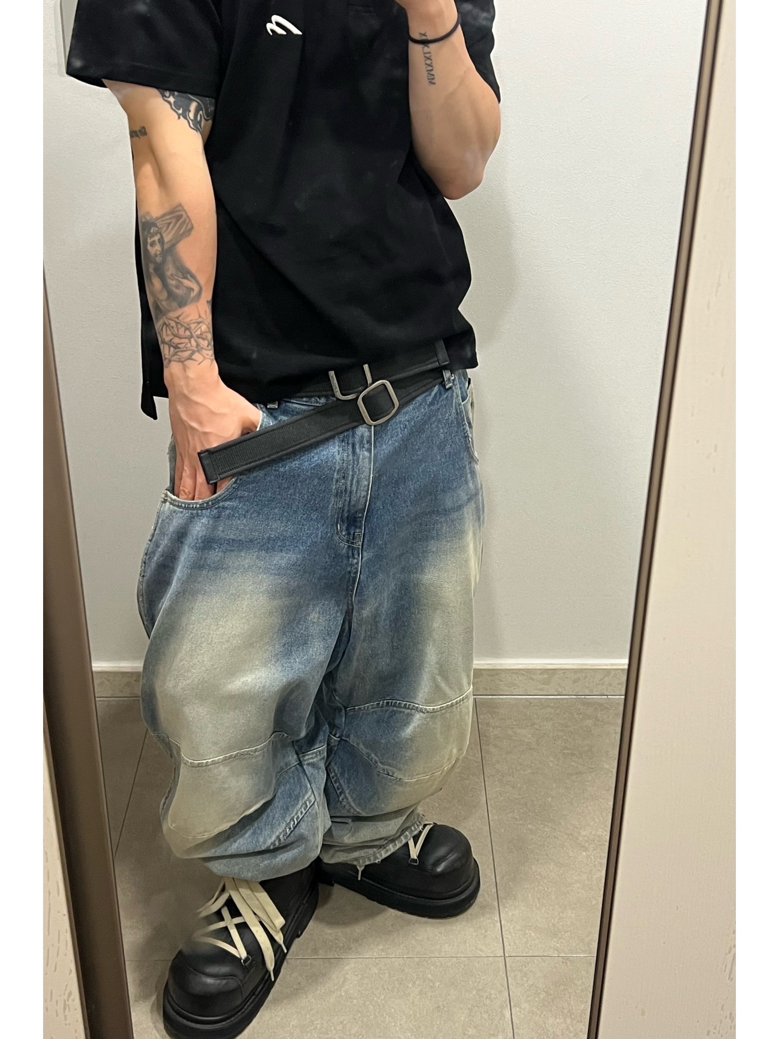 Farfromwhat Coated Double Buckle Woven Belt, MJD Wave Logo Polo Black 착용 스타일 - 1