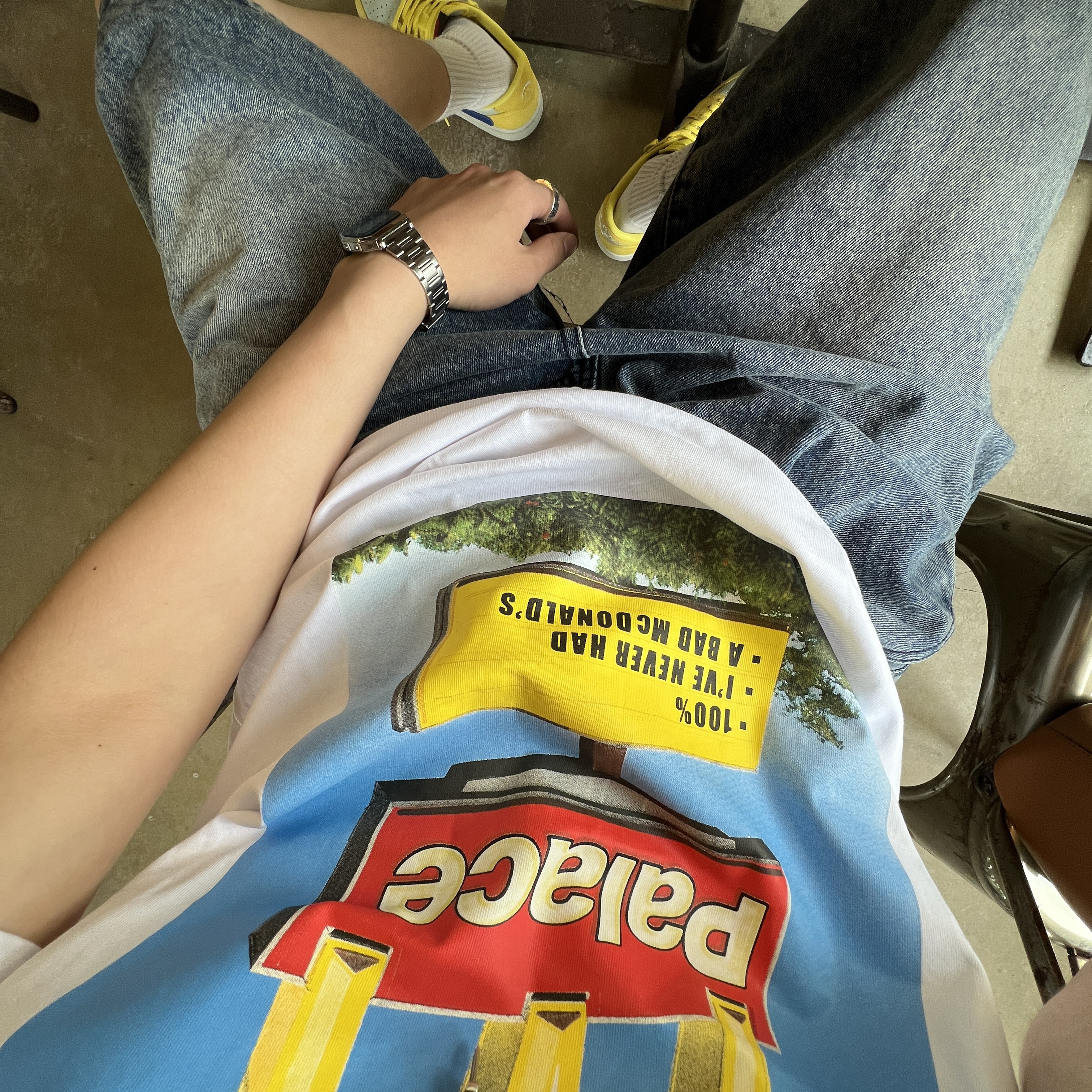 (W) Jordan 1 x Travis Scott Retro Low OG SP Canary, Palace x McDonald's Sign T-Shirt White - 23FW 착용 스타일