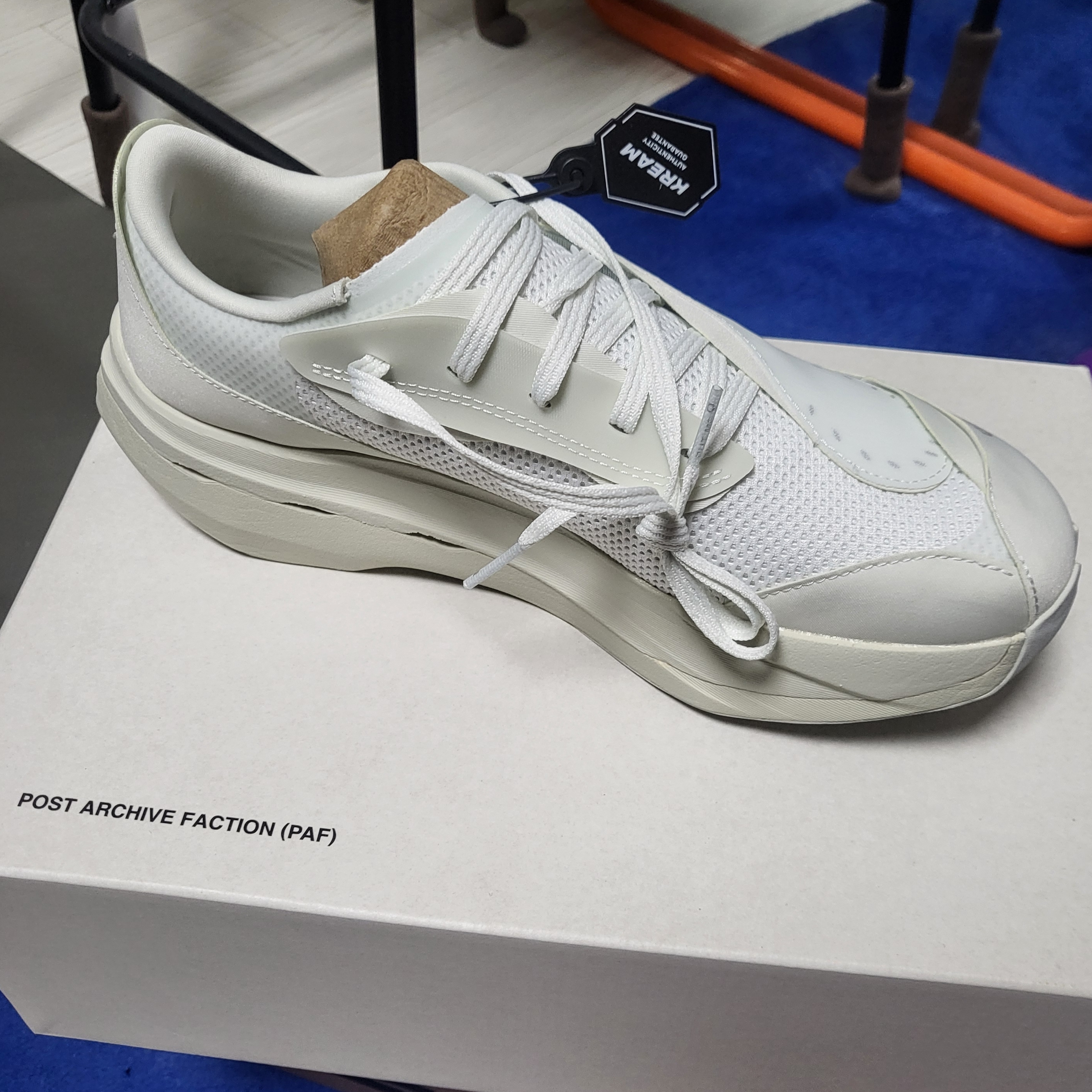 On Running x Post Archive Faction (Paf) Cloudboom Volt White Gale 착용 스타일 - 4