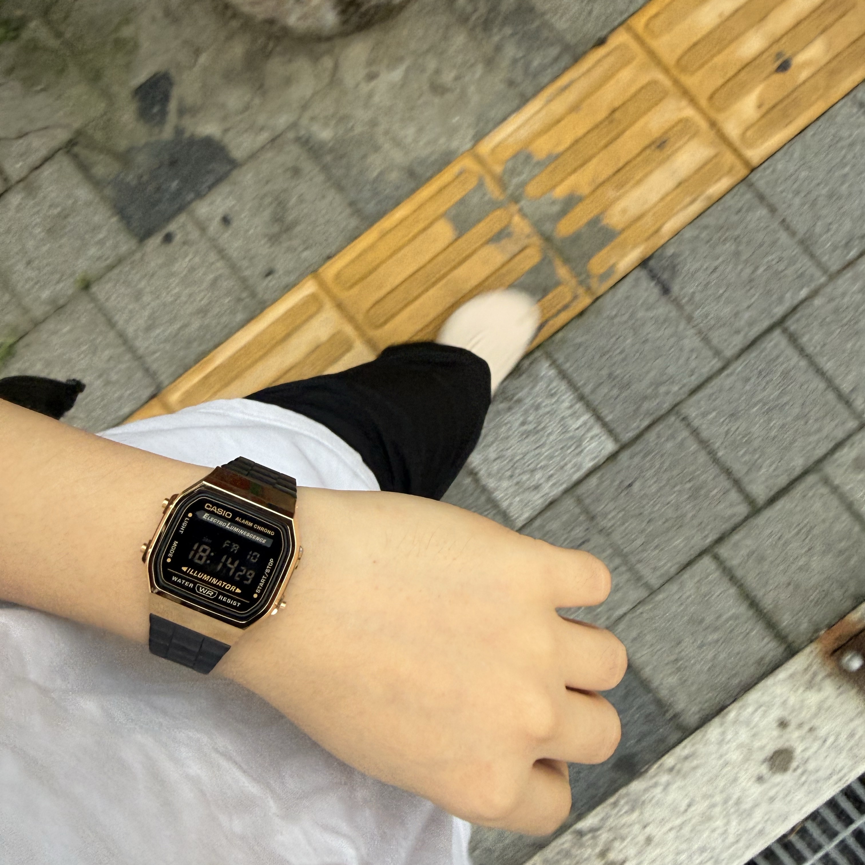 Casio A168WEGB-1B 착용 스타일