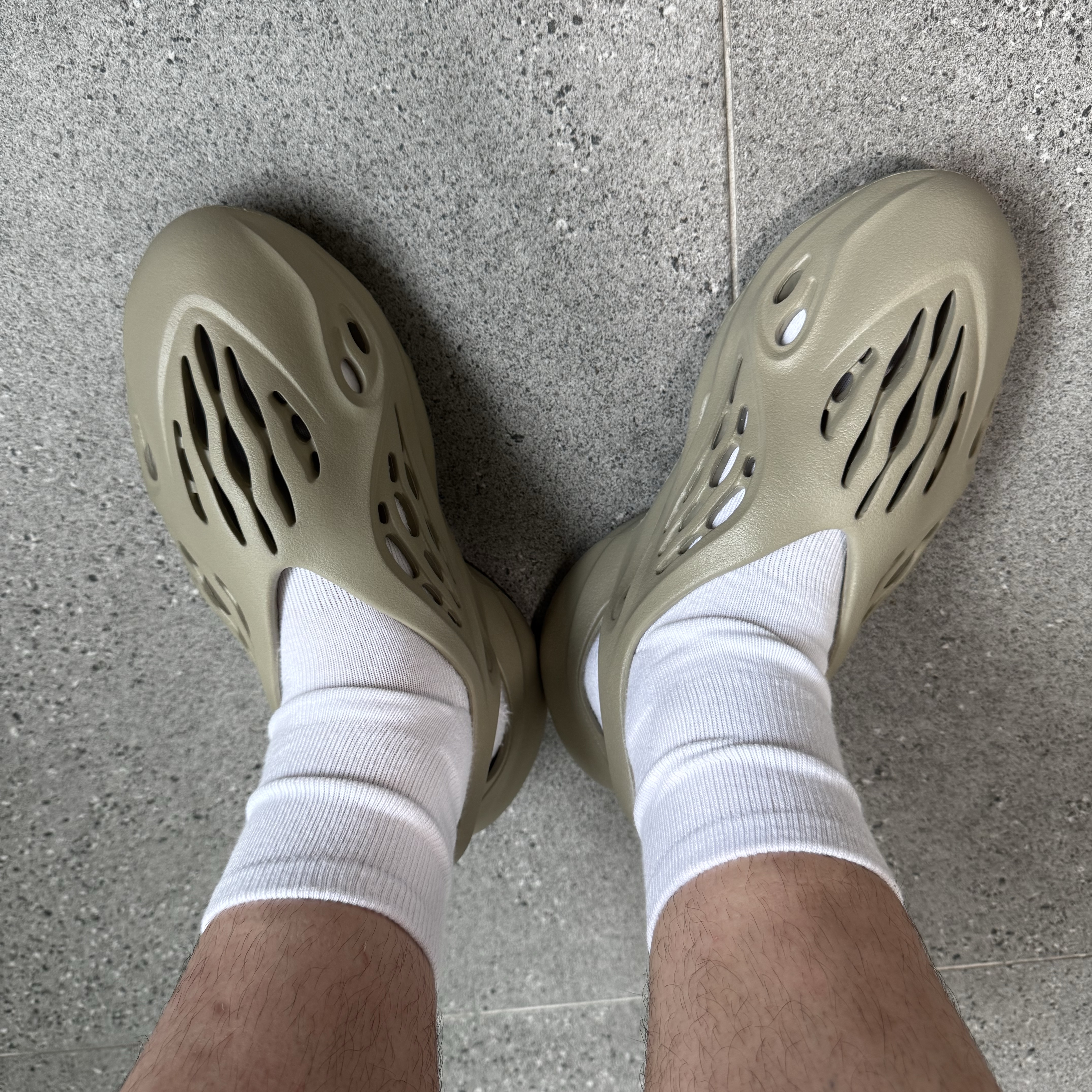 Adidas Yeezy Foam RNNR Stone Salt 착용 스타일