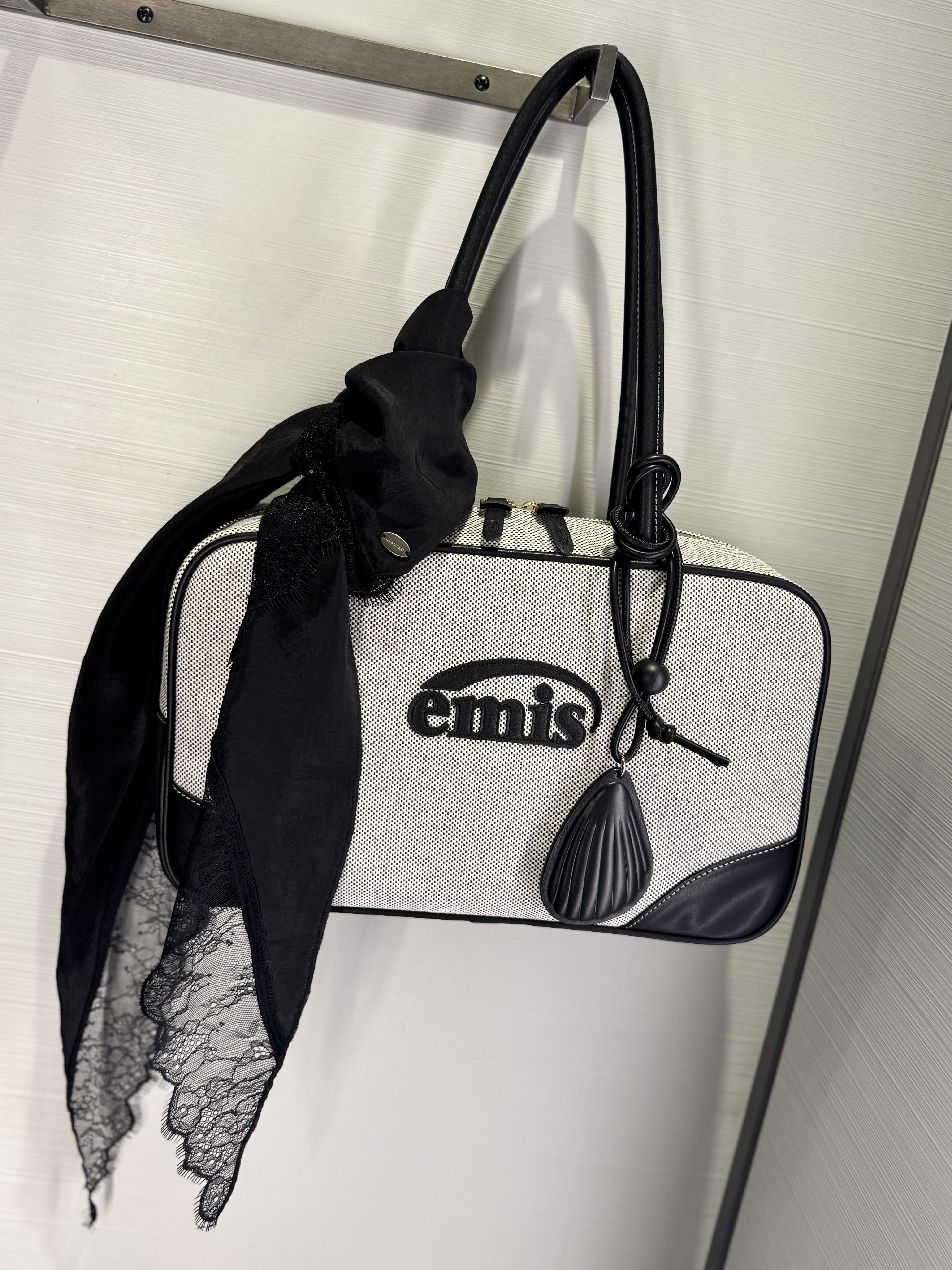 Emis Canvas Leather Tote Bag Black, Emis Washed Denim Ball Cap Light Blue Denim Navy 착용 스타일 - 2