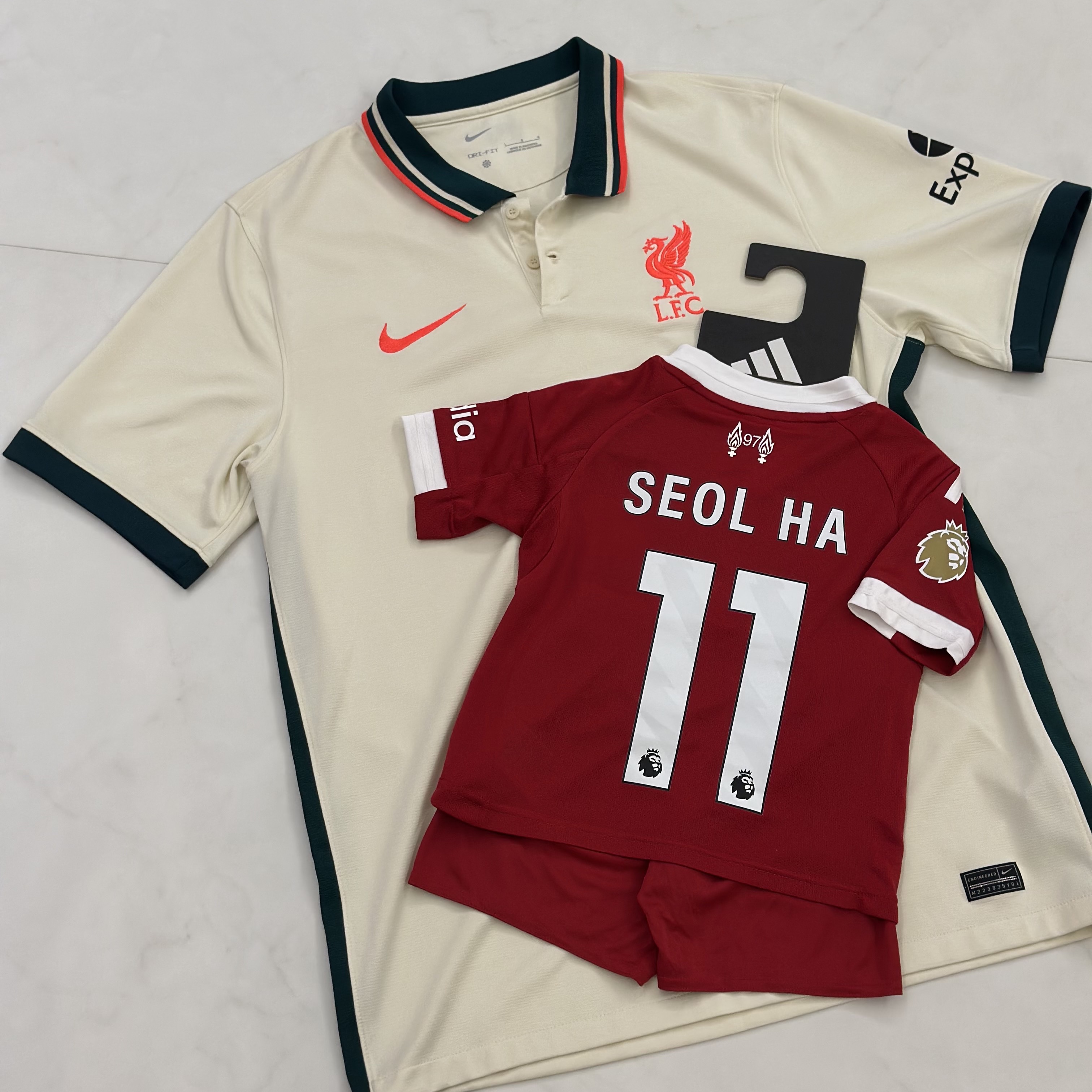 (Kids) Adidas Liverpool FC 2025/26 Home Jersey Strawberry Red - KR Sizing (Non Marking Ver.) 착용 스타일 - 1