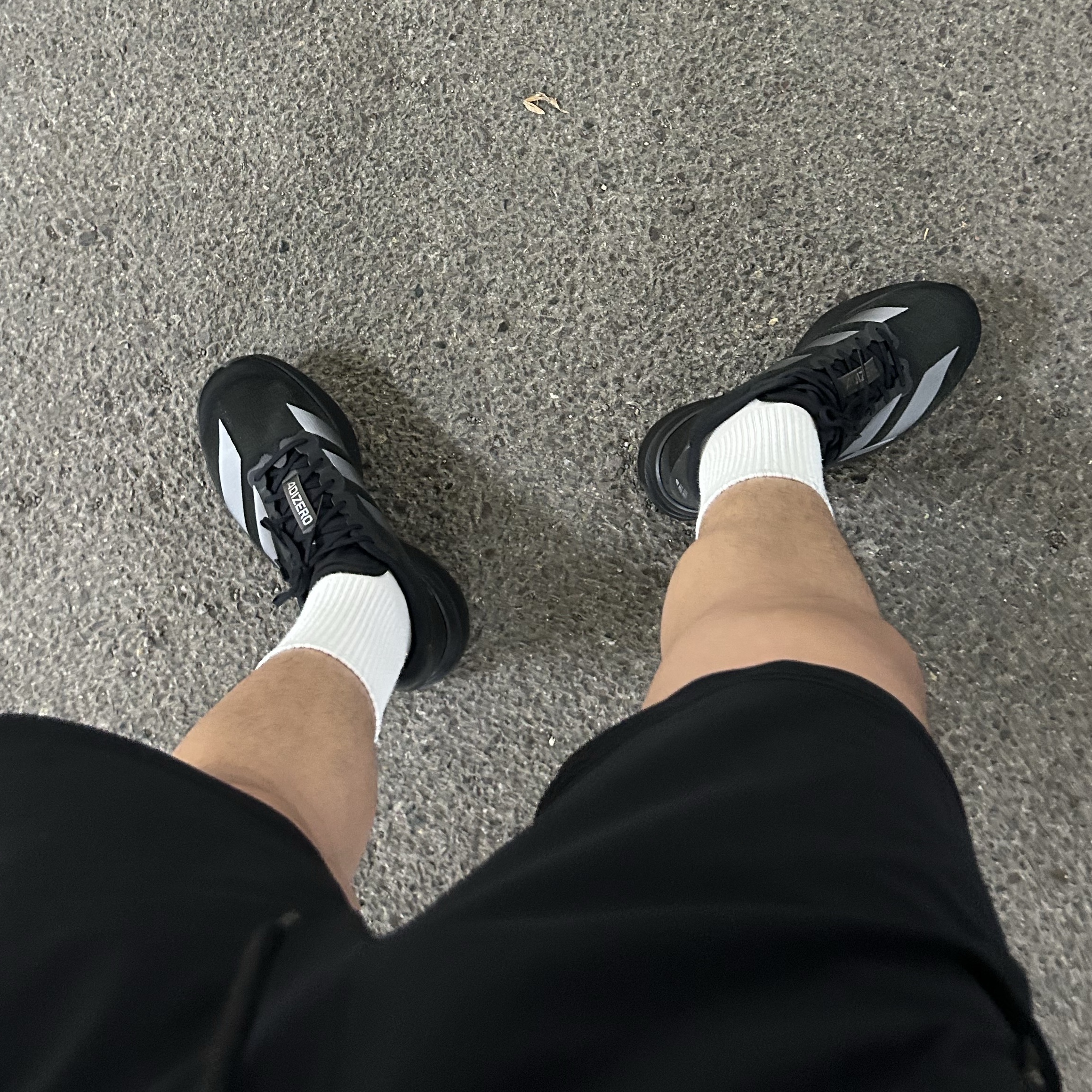 Adidas Adizero EVO SL Core Black Iron Metallic 착용 스타일