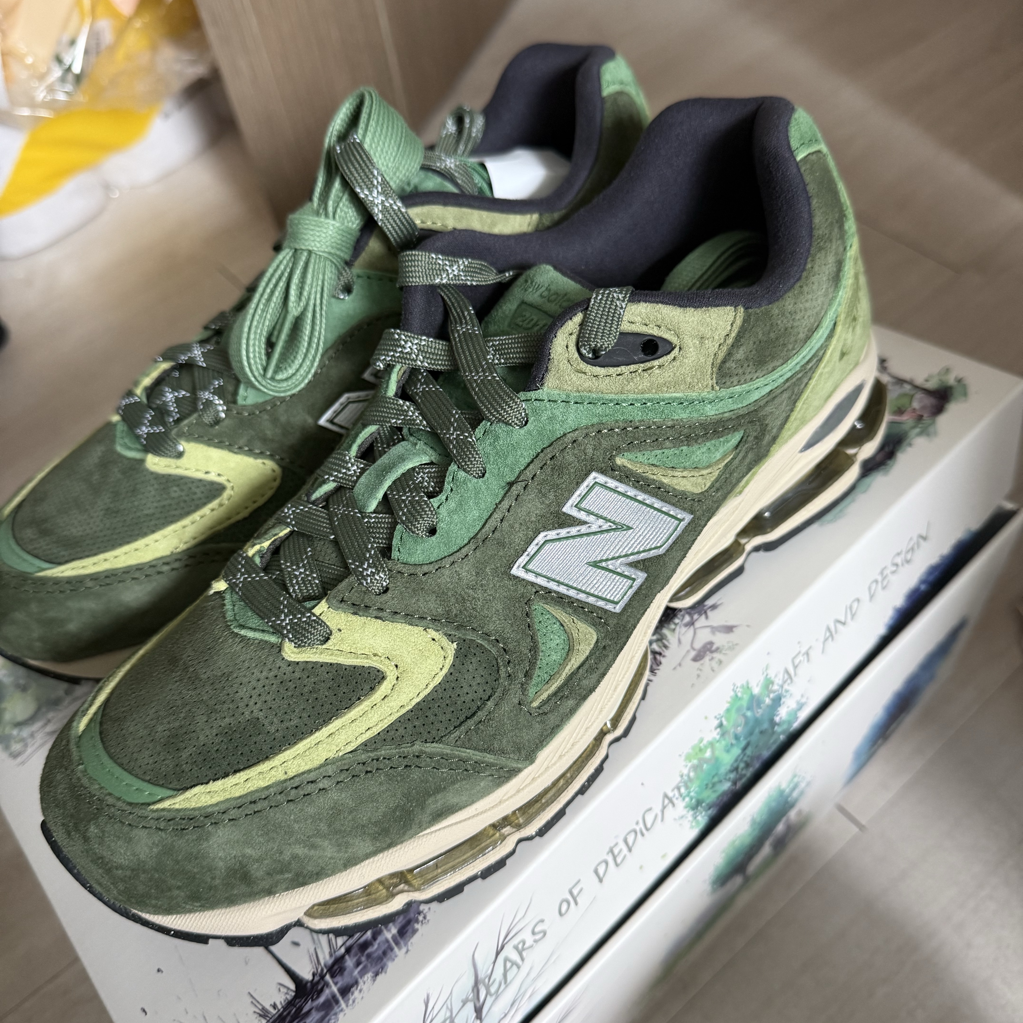 New Balance x Kith Ronnie Fieg 2011 Juniper Bronze Green 착용 스타일