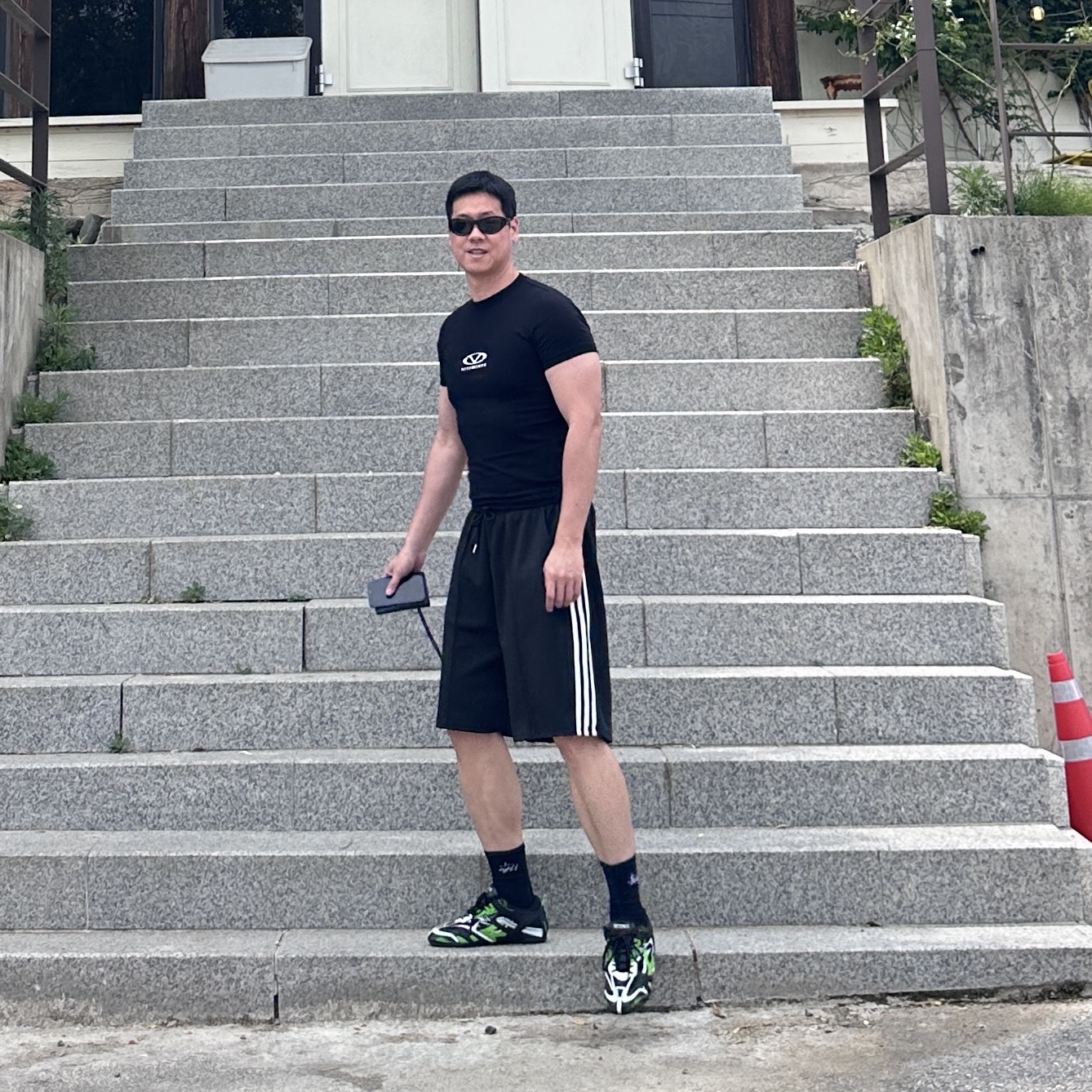 Vetements Logo Patch Light Jersey T-Shirt Black, Balenciaga Drive Sneakers Fluo Green Black 착용 스타일 - 3