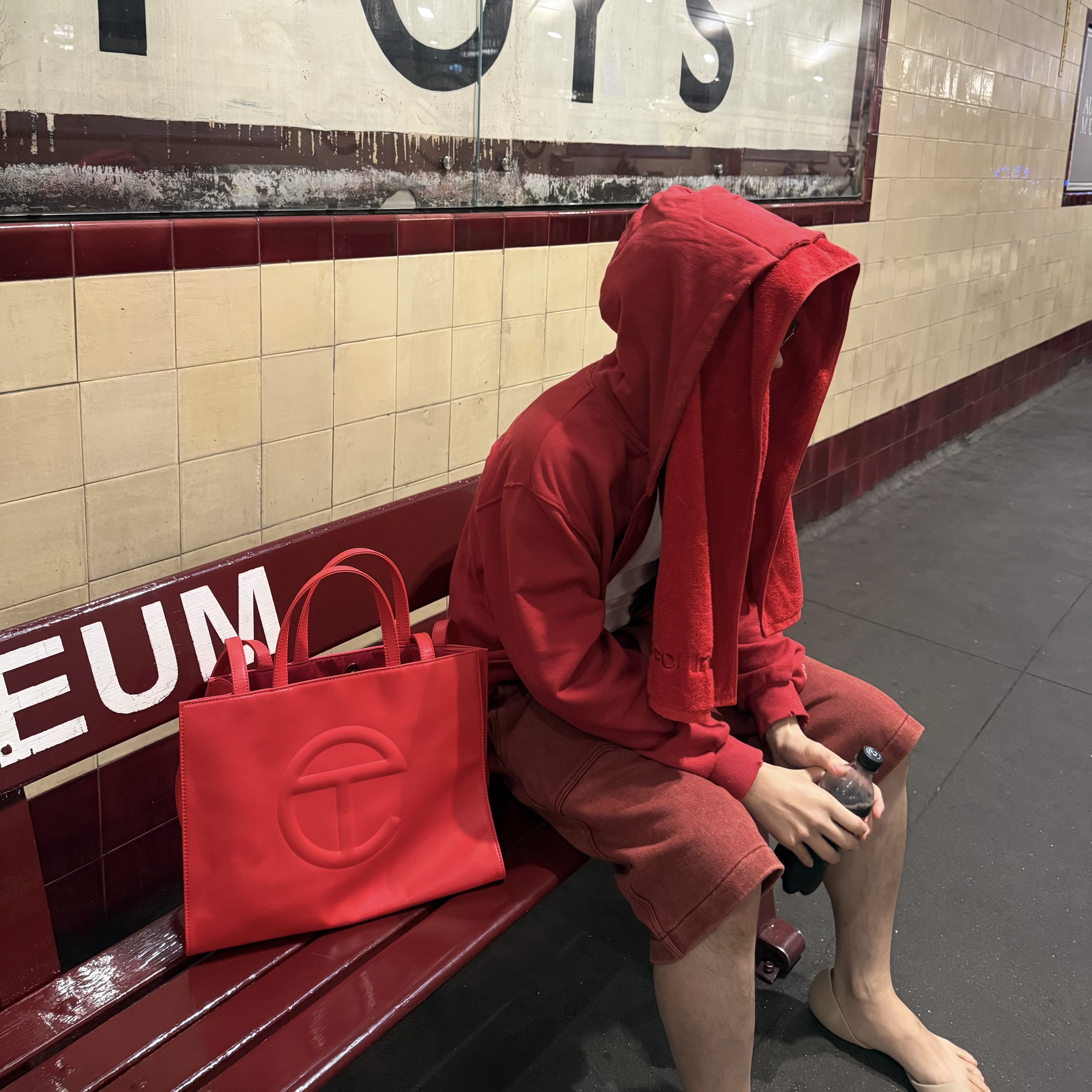 Protocol Index Terry Towel Zip Hoodie Red, Telfar Large Shopping Bag Red 착용 스타일 - 3