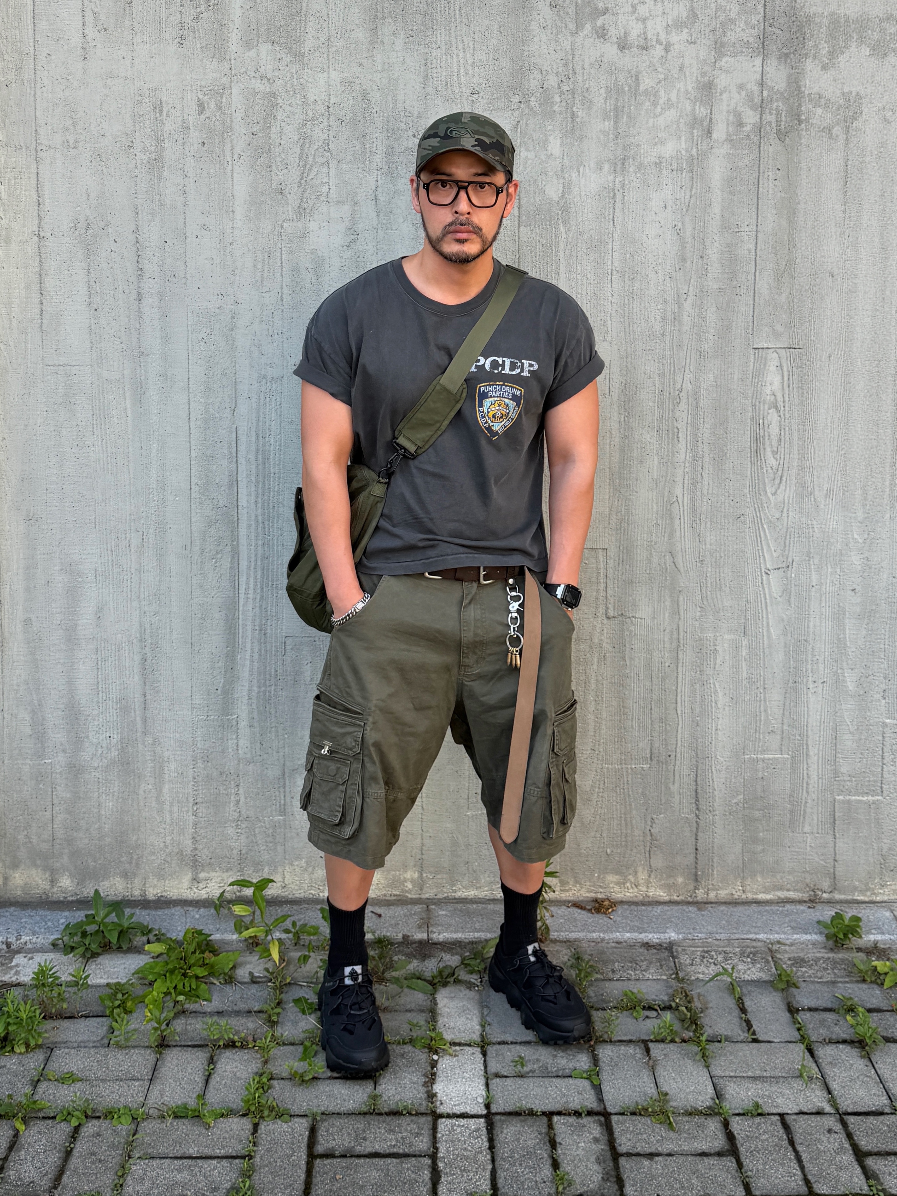 NOMANUAL Washed Cargo Shorts Olive, Punch Drunk Parties PCDP Washed Crop Tee Charcoal 착용 스타일 - 5