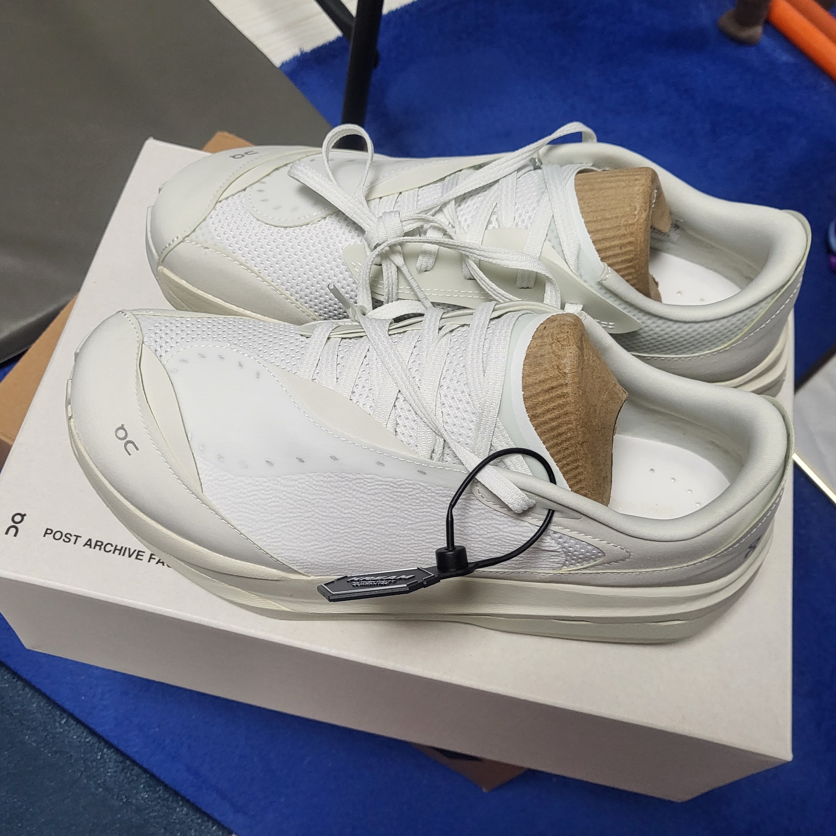On Running x Post Archive Faction (Paf) Cloudboom Volt White Gale 착용 스타일 - 2